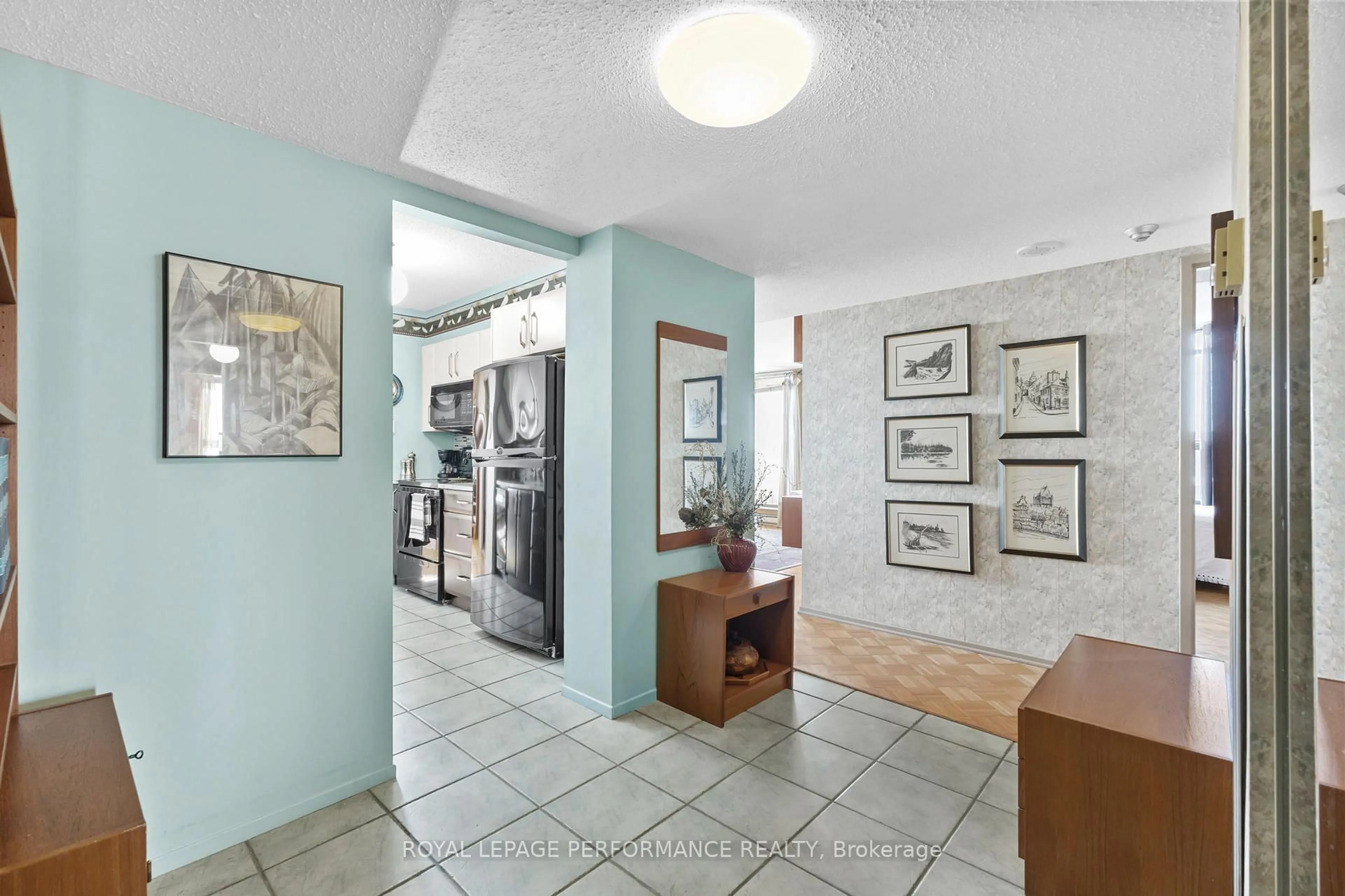 Indoor foyer for 200 Lafontaine Ave #1610, Ottawa Ontario K1L 8K8