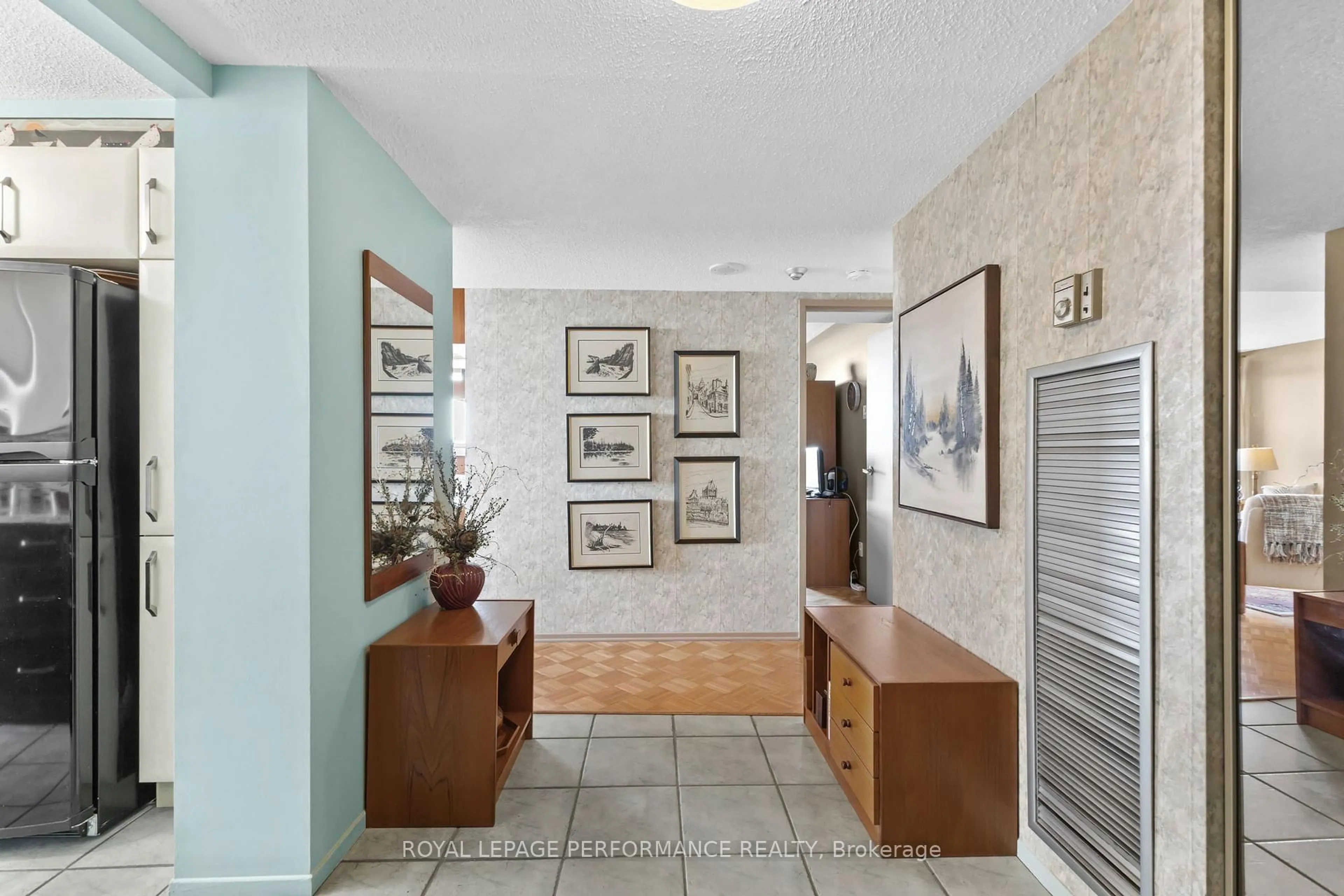 Indoor foyer for 200 Lafontaine Ave #1610, Ottawa Ontario K1L 8K8