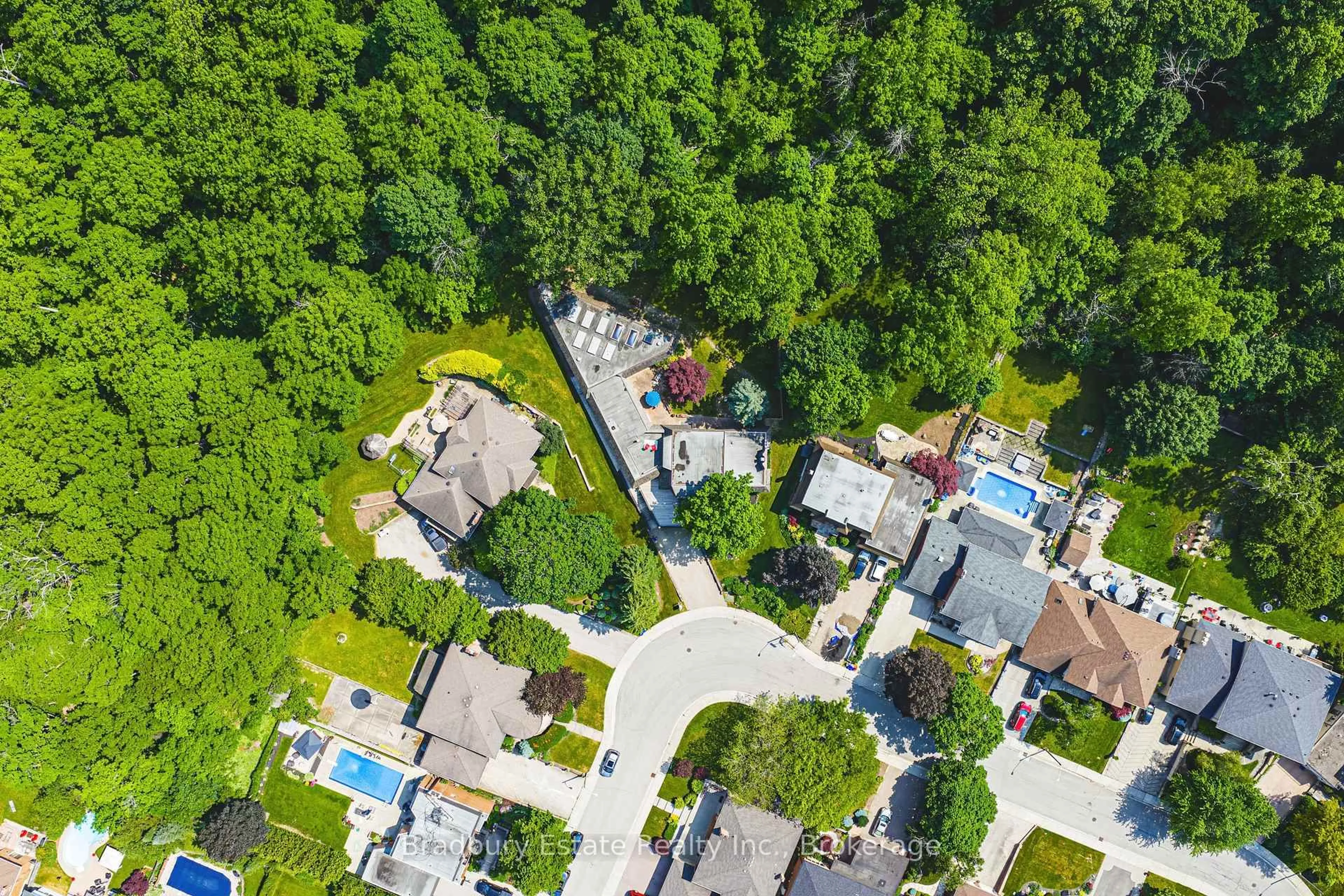 A pic from outside/outdoor area/front of a property/back of a property/a pic from drone, street for 128 Bunker Hill Dr, Hamilton Ontario L8K 5X5