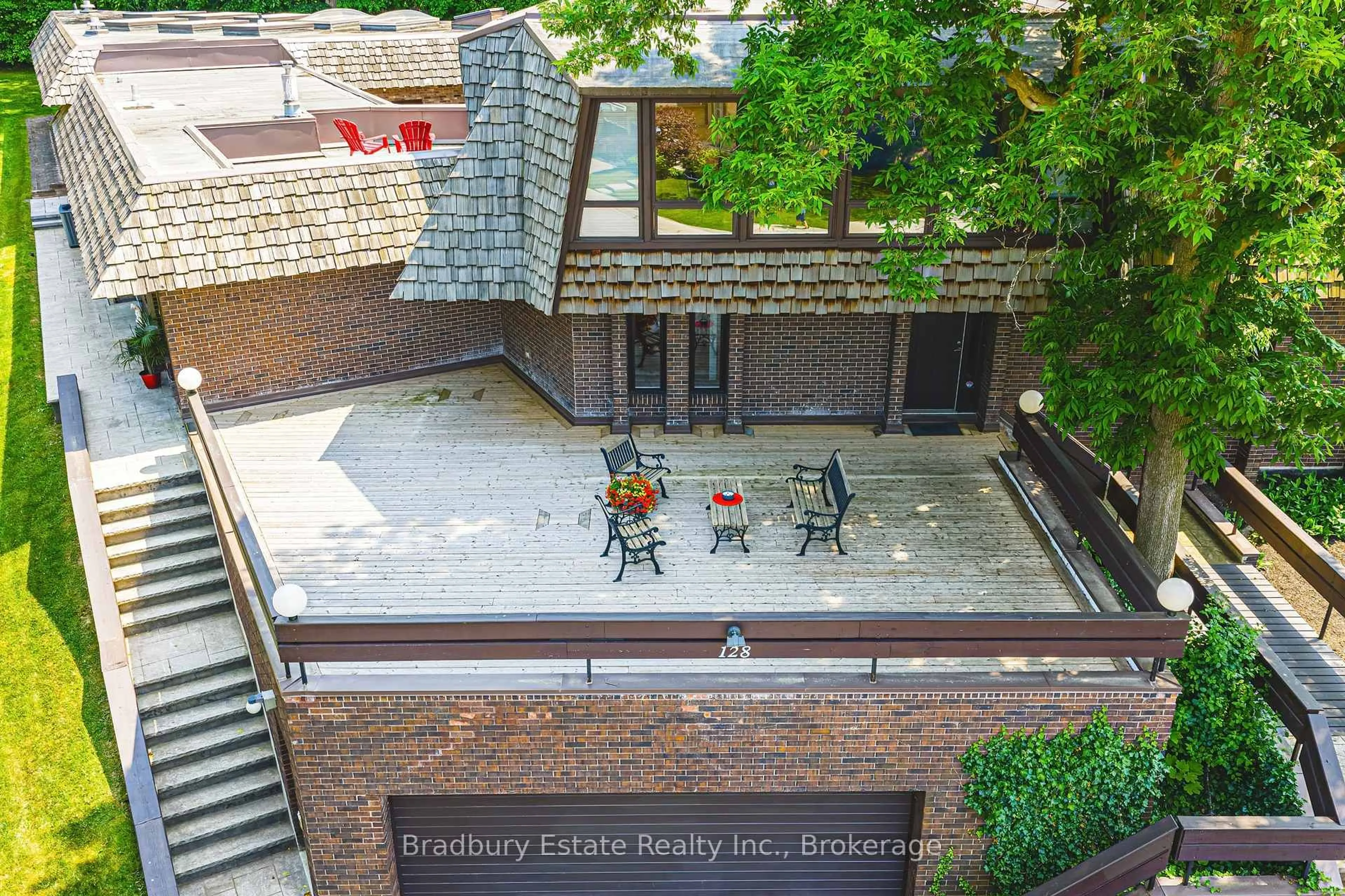 A pic from outside/outdoor area/front of a property/back of a property/a pic from drone, city buildings view from balcony for 128 Bunker Hill Dr, Hamilton Ontario L8K 5X5