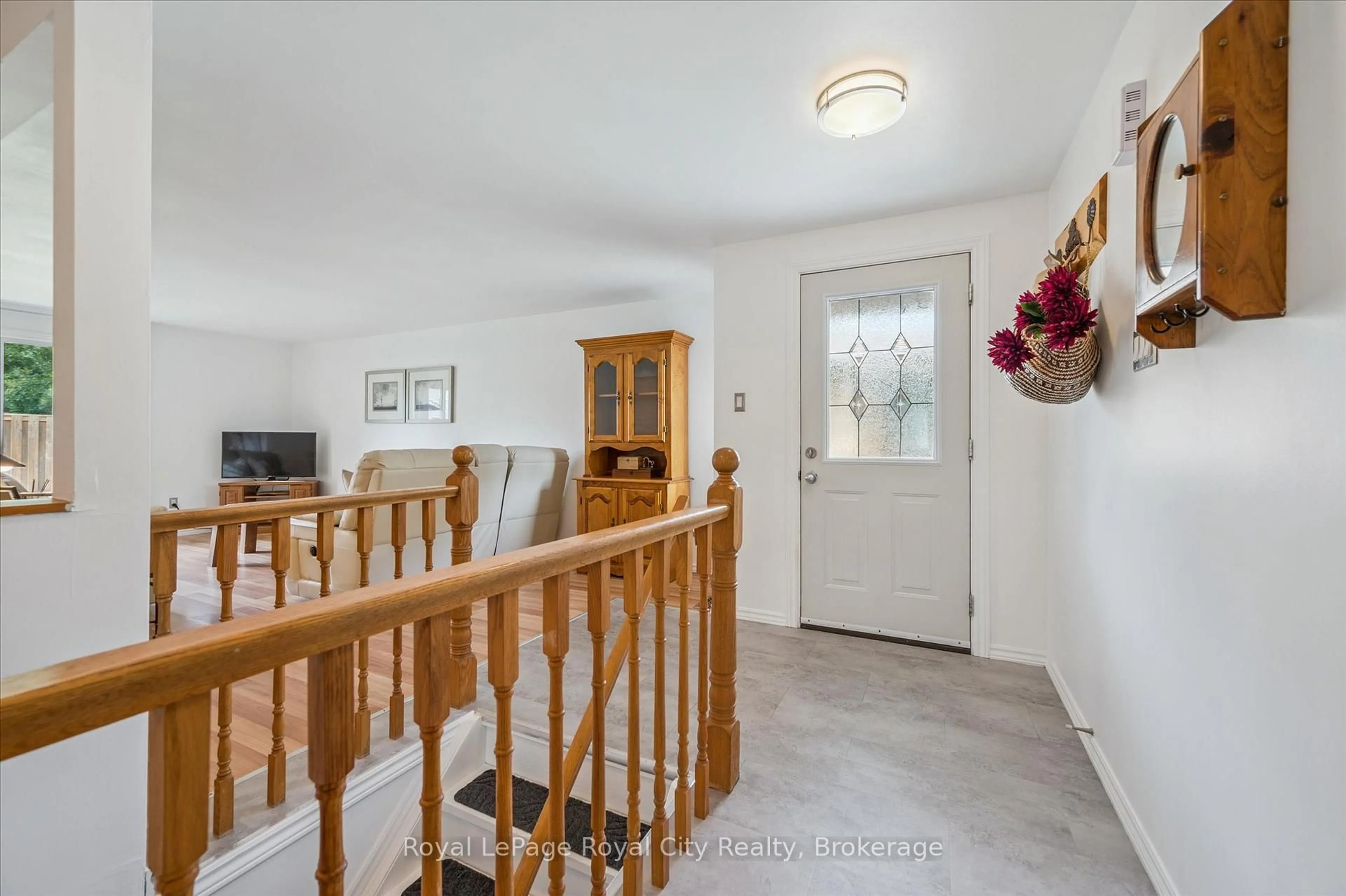 Indoor foyer for 289 Strathallan St, Centre Wellington Ontario N1M 3L6