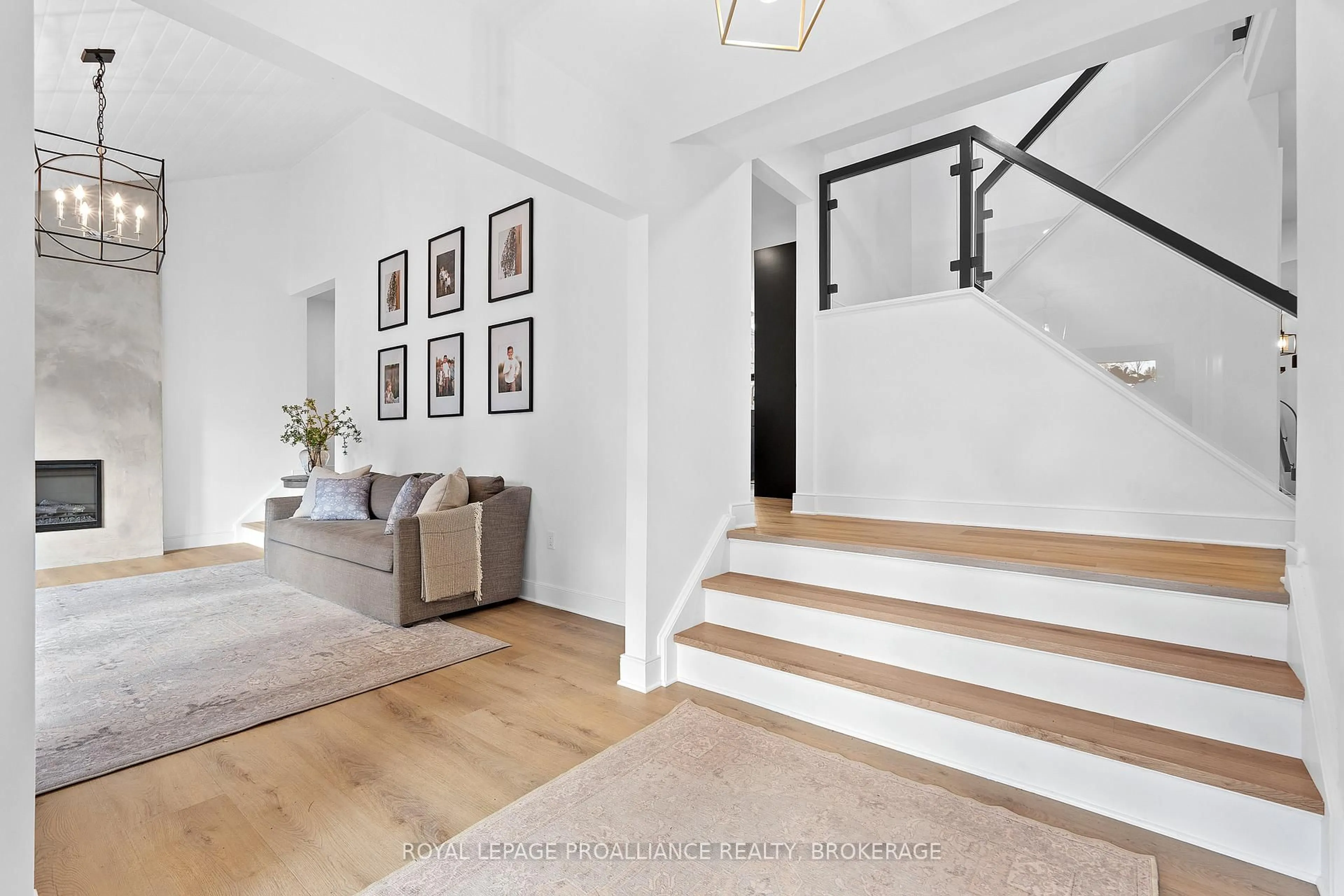 Indoor entryway for 1399 Tamarac St, Kingston Ontario K7M 7J2