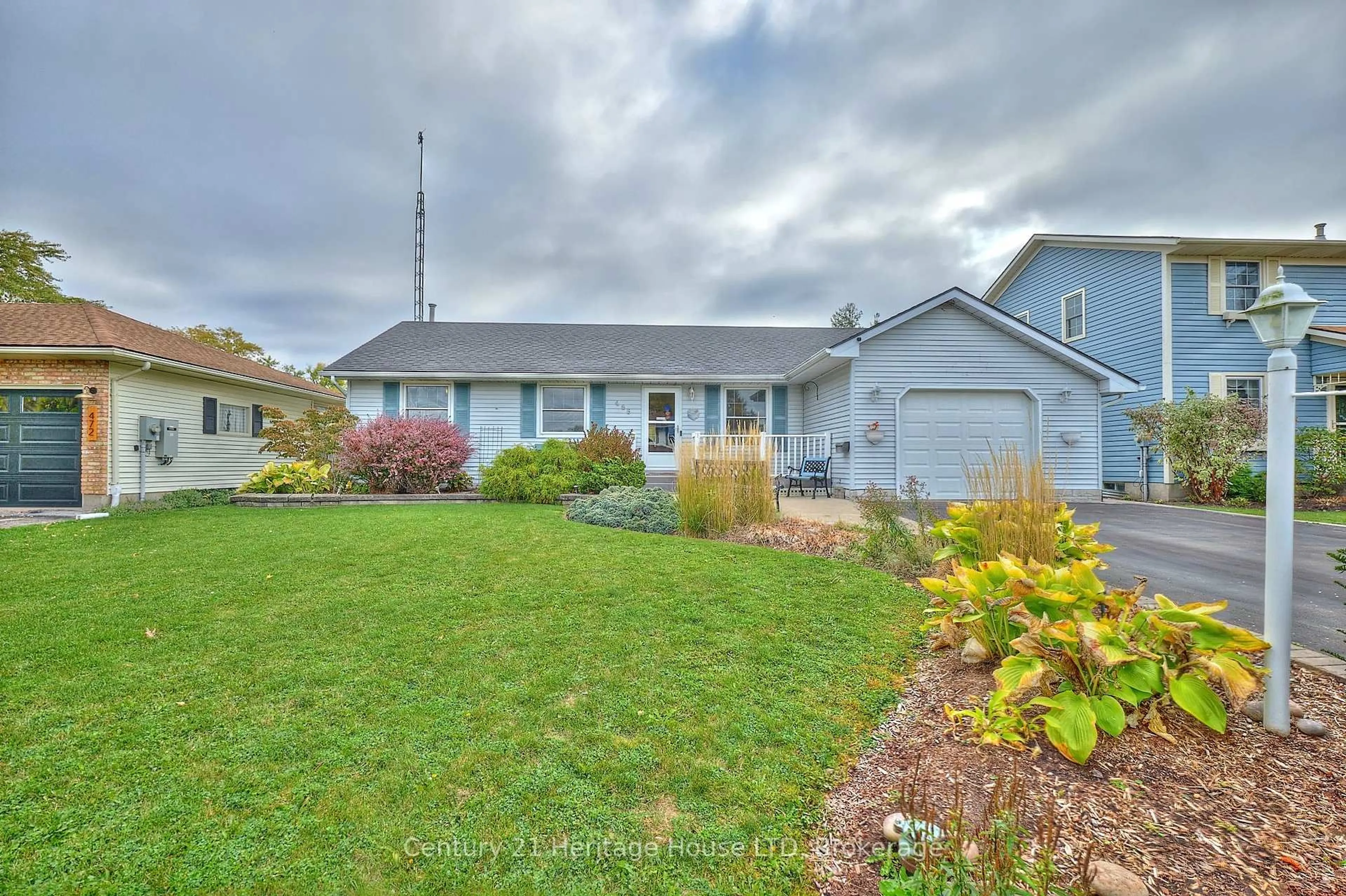 A pic from outside/outdoor area/front of a property/back of a property/a pic from drone, street for 466 Belleair Blvd, Fort Erie Ontario L0S 1N0