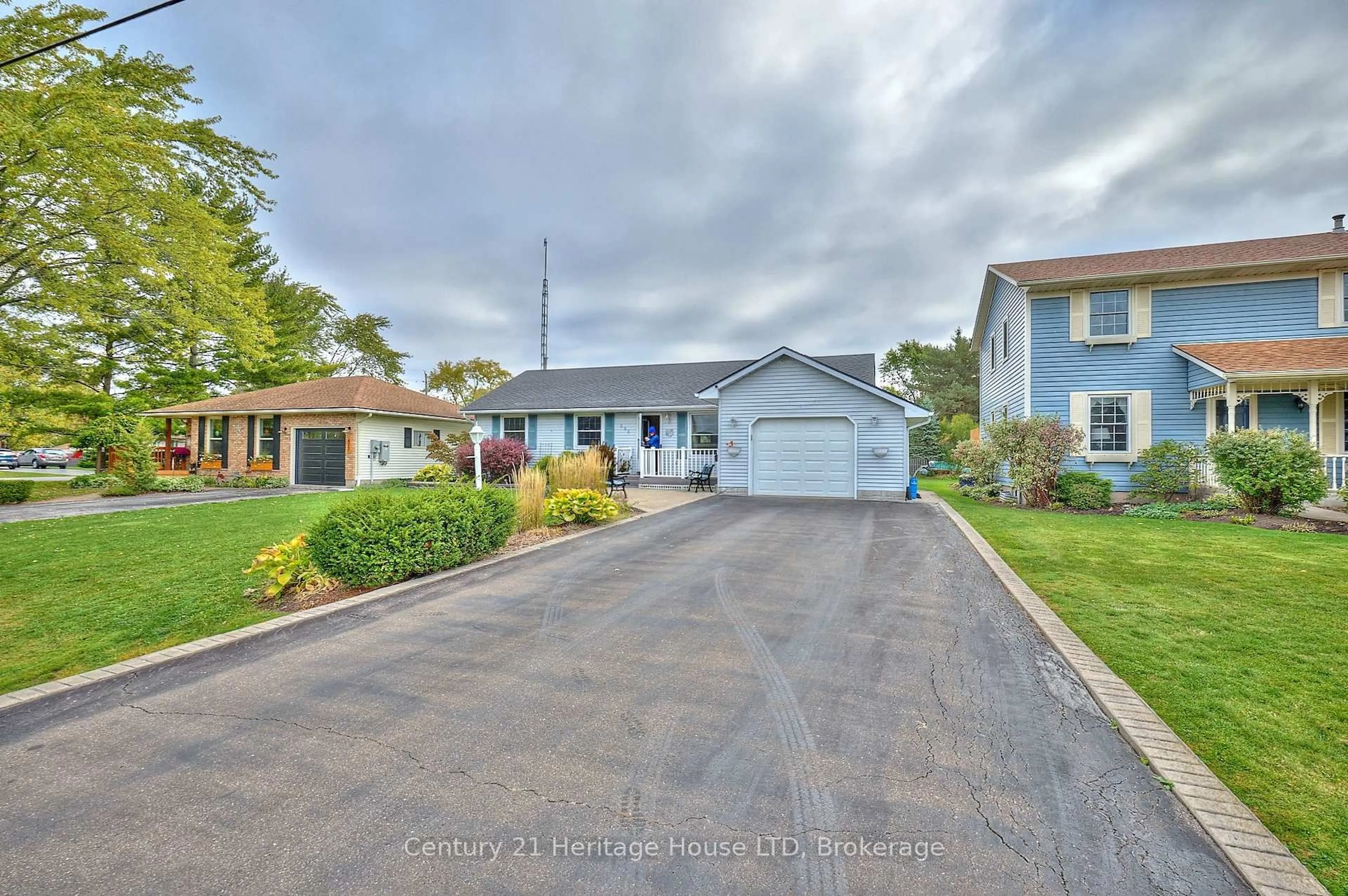 A pic from outside/outdoor area/front of a property/back of a property/a pic from drone, street for 466 Belleair Blvd, Fort Erie Ontario L0S 1N0