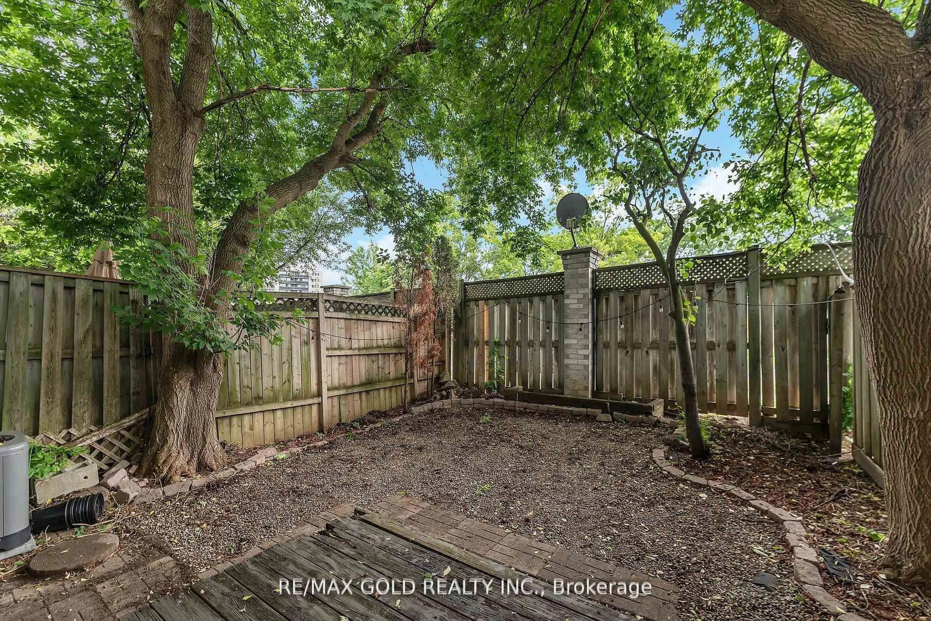 Patio, street for 90 Mooregate Cres #34, Kitchener Ontario N2M 5P7