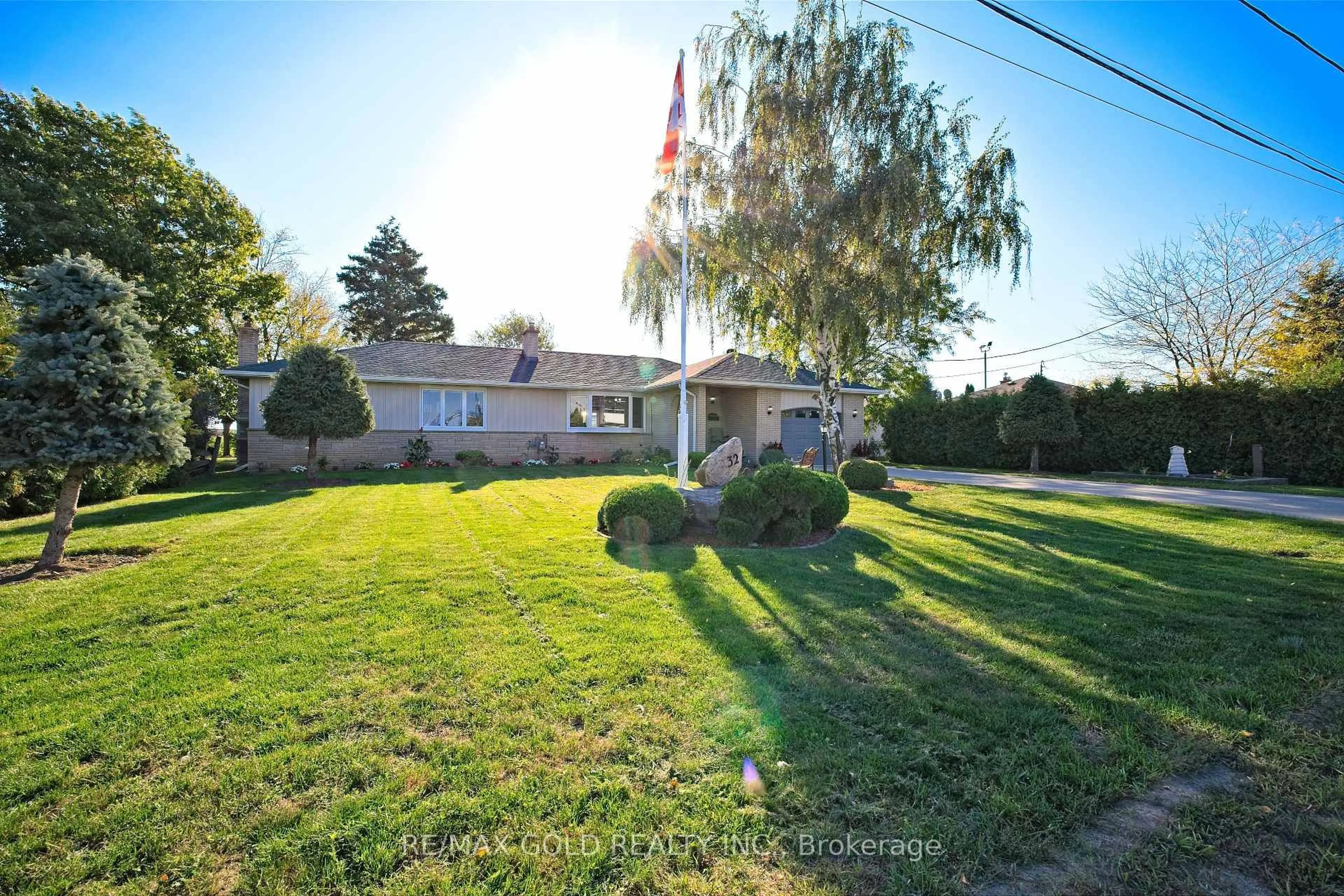 A pic from outside/outdoor area/front of a property/back of a property/a pic from drone, street for 32 Oriole Ave, Hamilton Ontario L8E 5E4