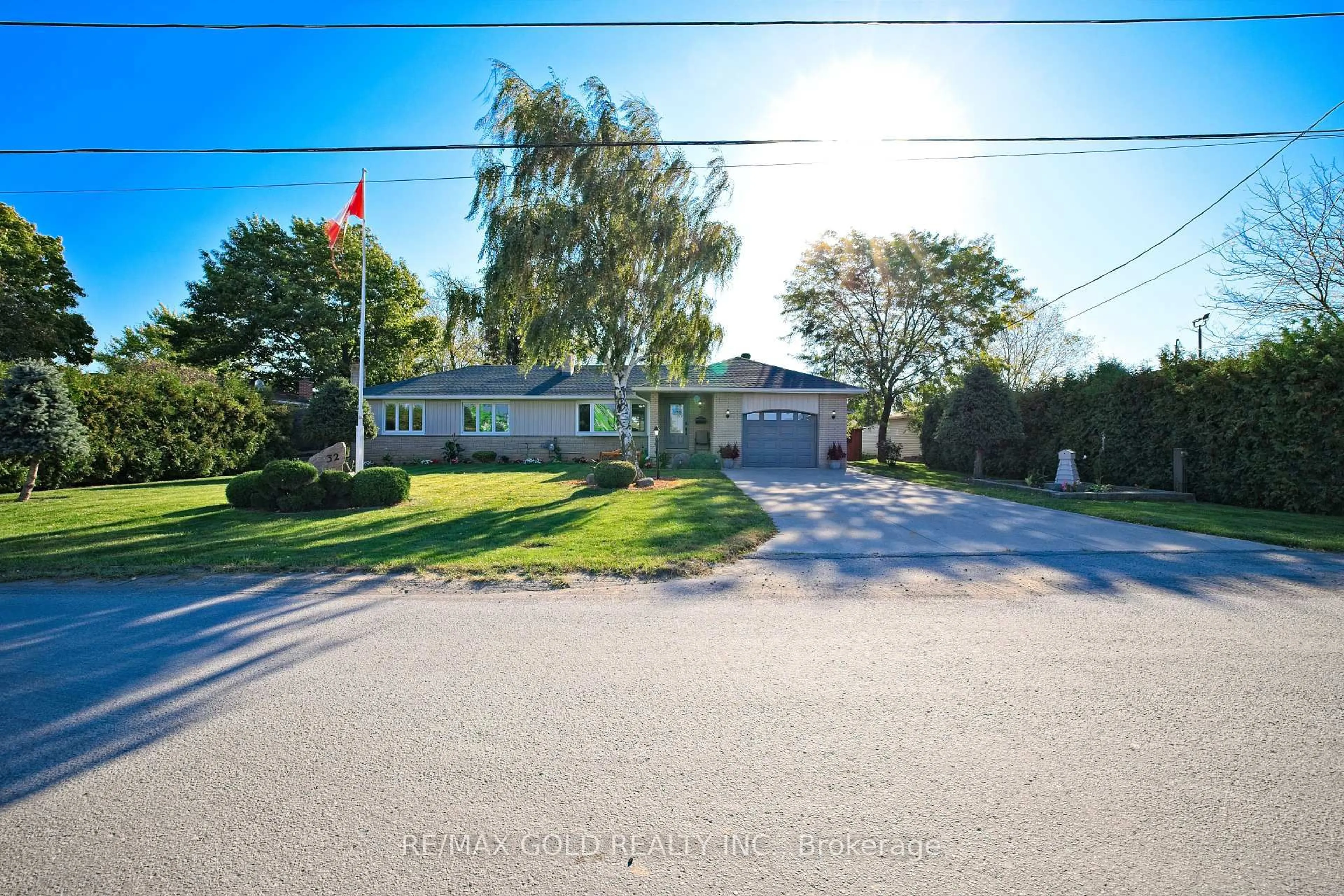 A pic from outside/outdoor area/front of a property/back of a property/a pic from drone, street for 32 Oriole Ave, Hamilton Ontario L8E 5E4