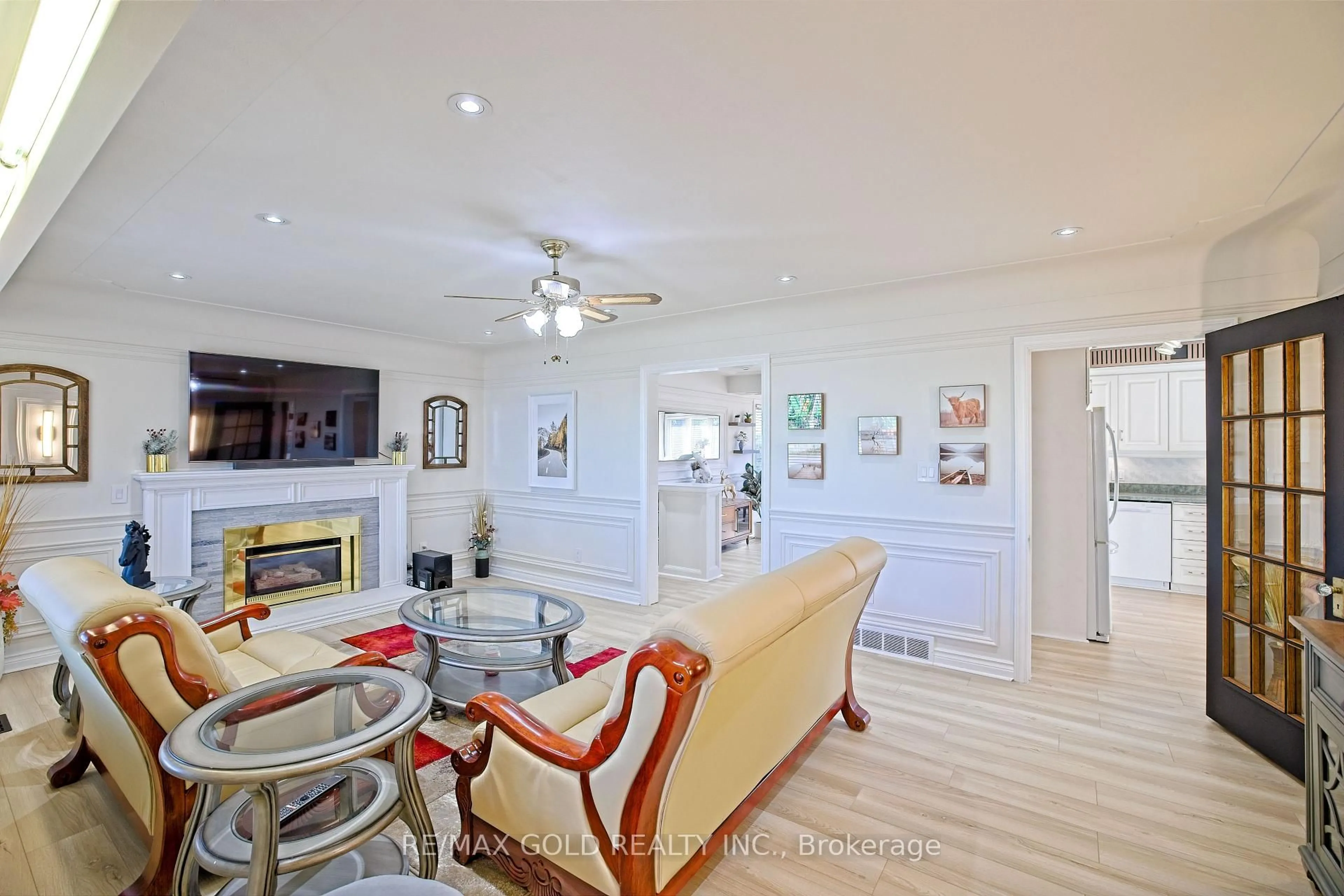 Living room with furniture, unknown for 32 Oriole Ave, Hamilton Ontario L8E 5E4
