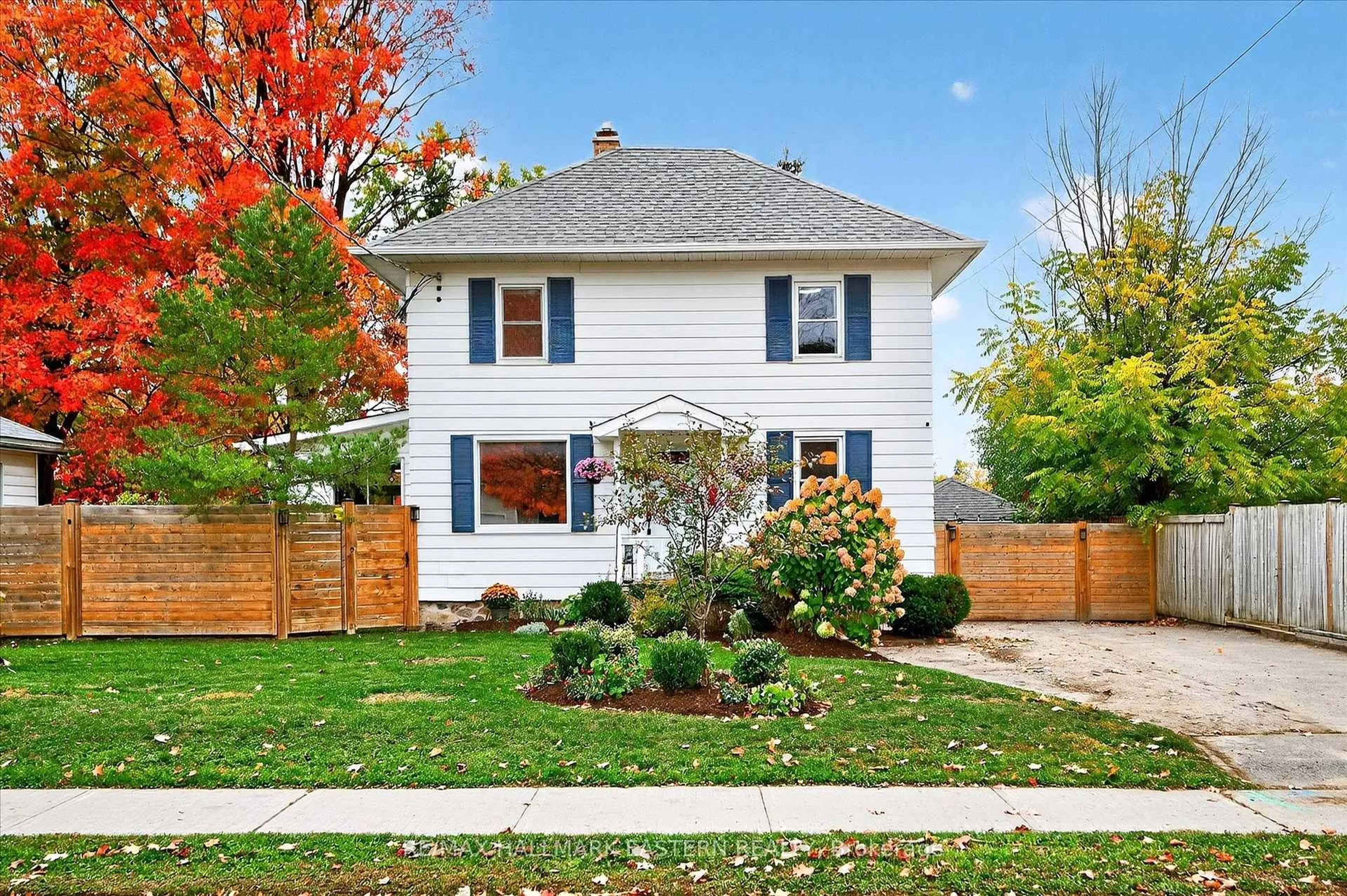 Home with vinyl exterior material, street for 14 Alexander Ave, Peterborough Ontario K9J 6B4