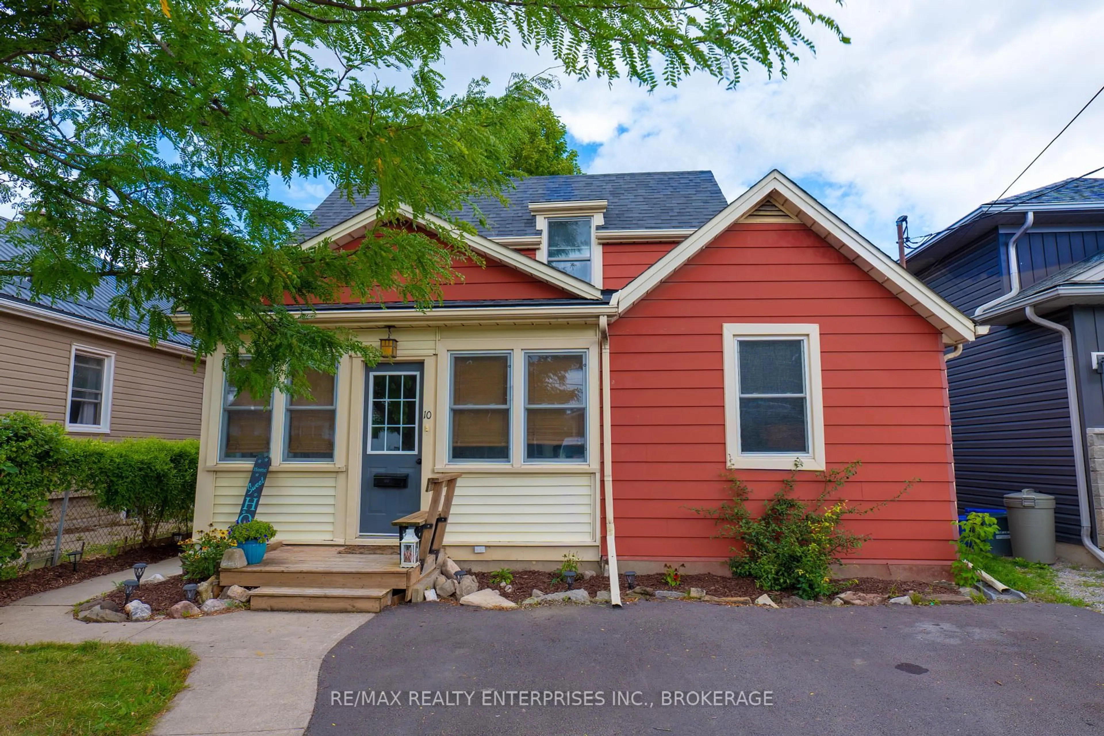 Home with vinyl exterior material, street for 10 Antwerp St, St. Catharines Ontario L2S 1J8