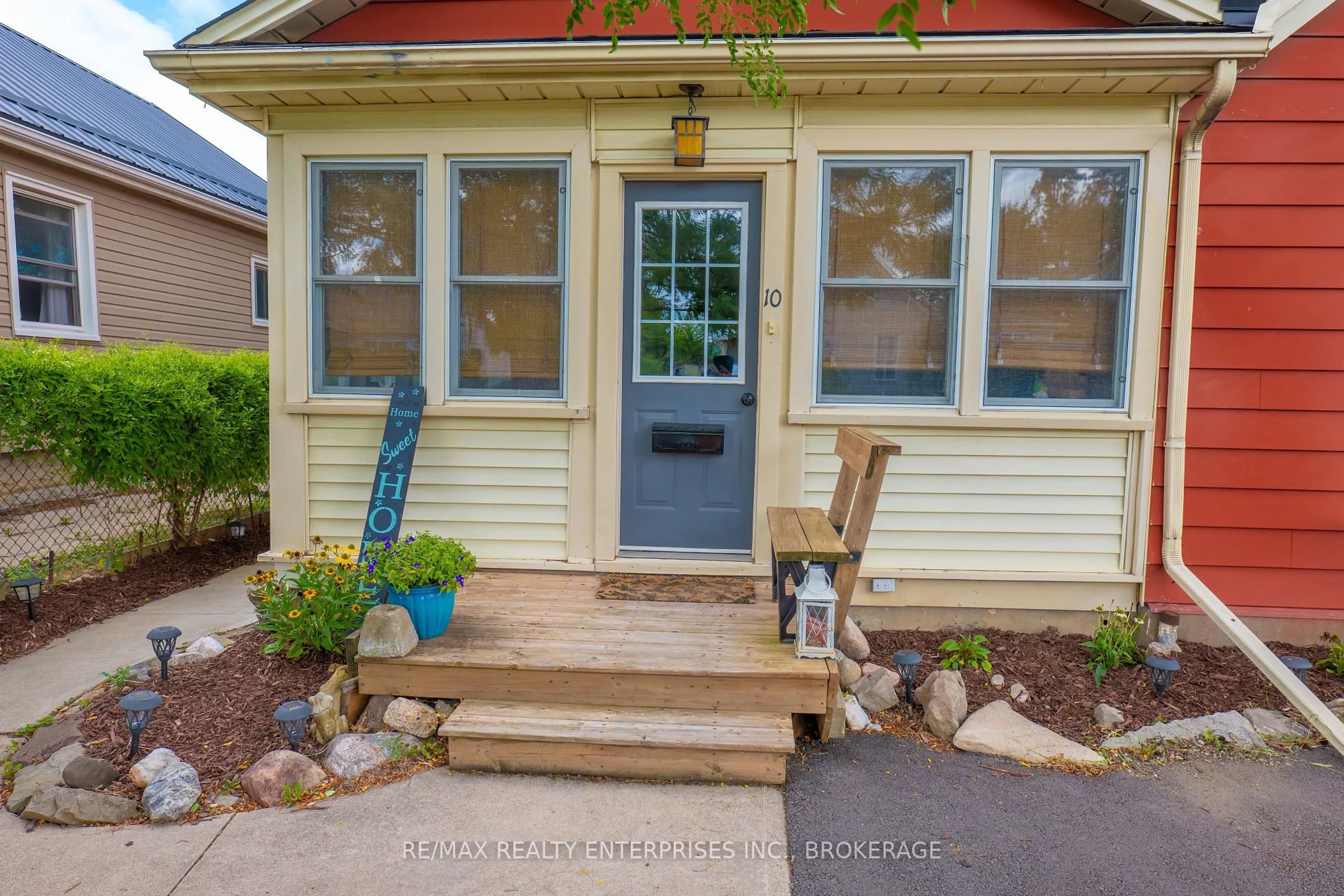 Unknown for 10 Antwerp St, St. Catharines Ontario L2S 1J8