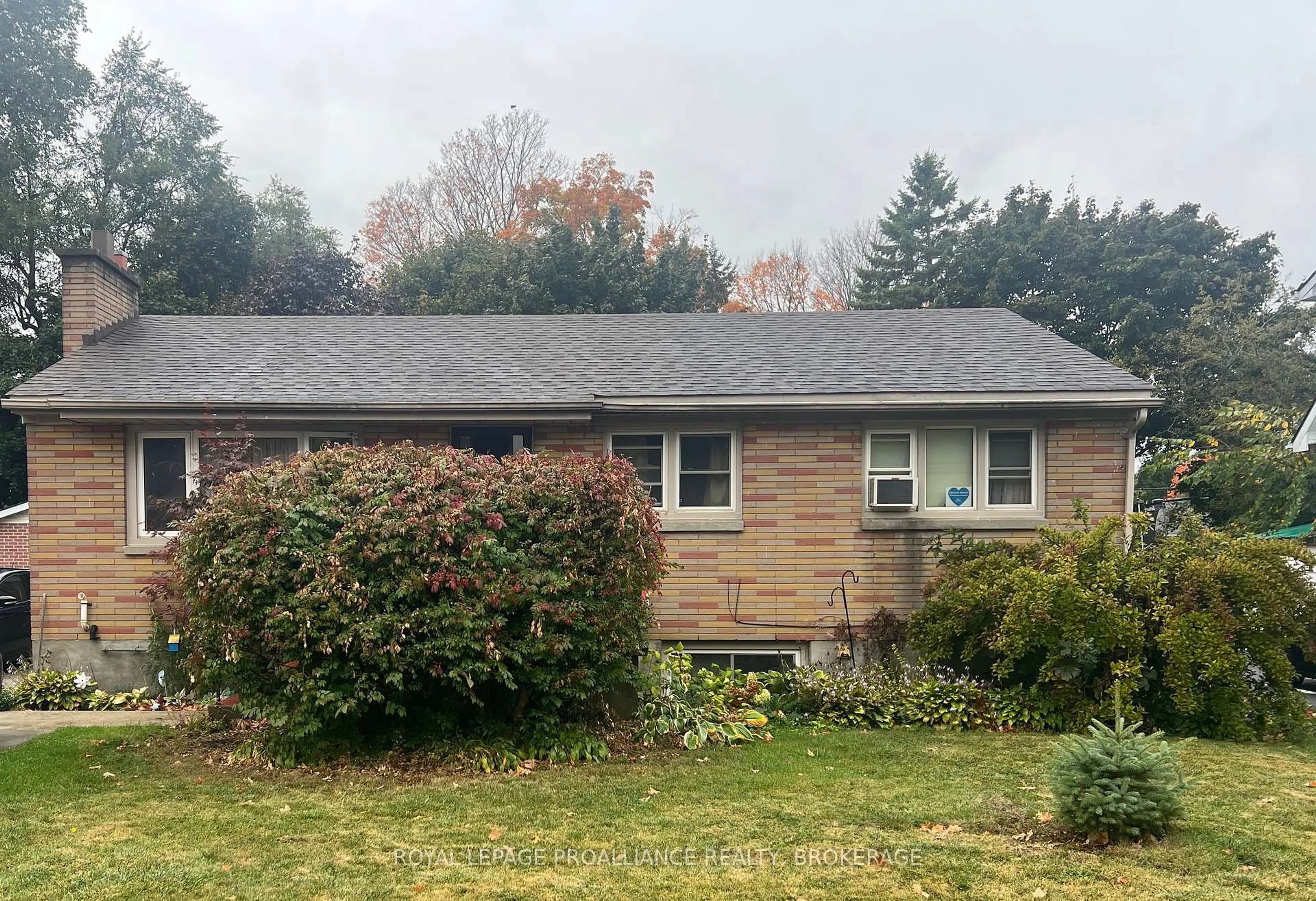 Home with vinyl exterior material, unknown for 40 Westmoreland Rd, Kingston Ontario K7M 1J5