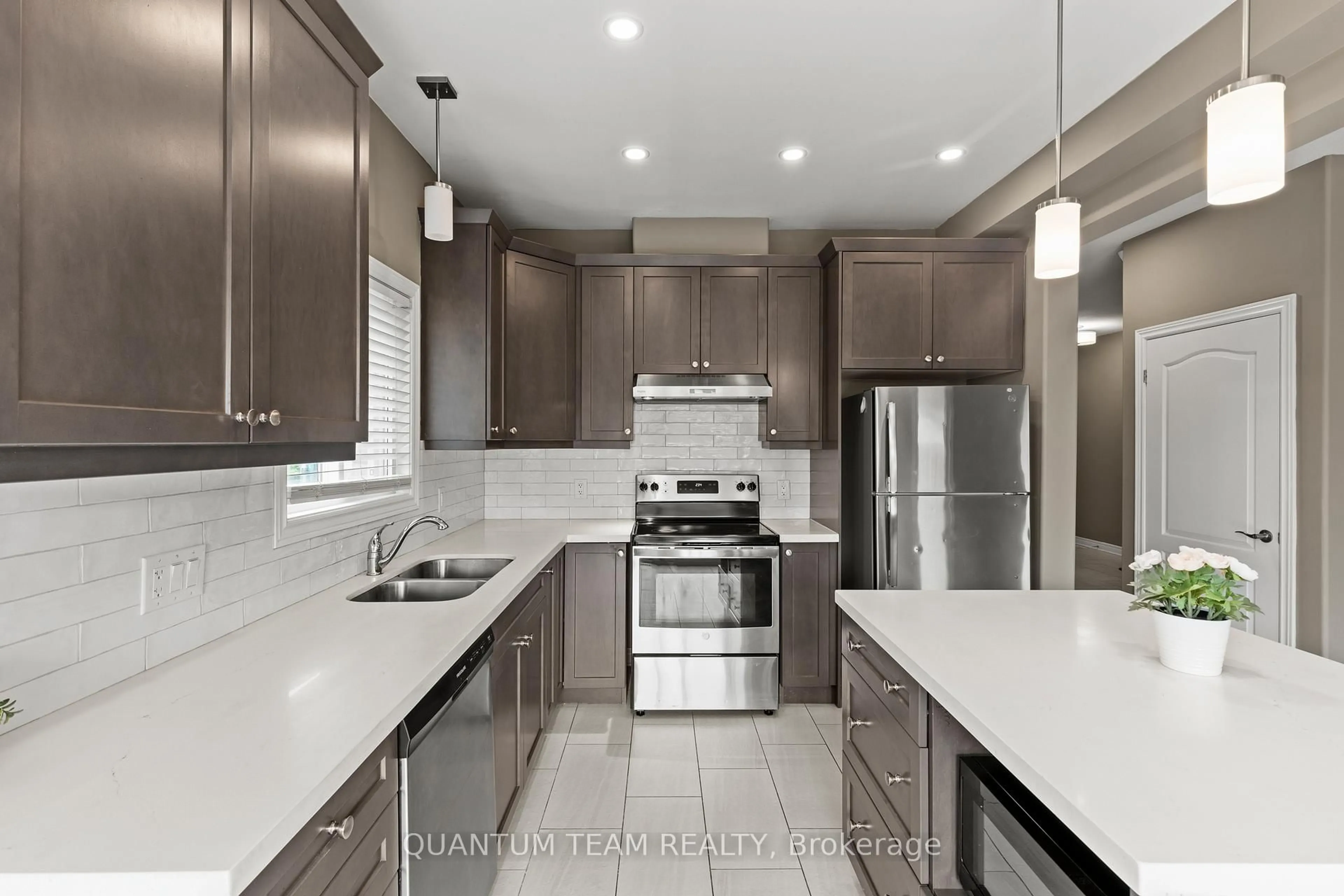 Open concept kitchen, ceramic/tile floor for 86 Homestead Way, Thorold Ontario L2V 0J8