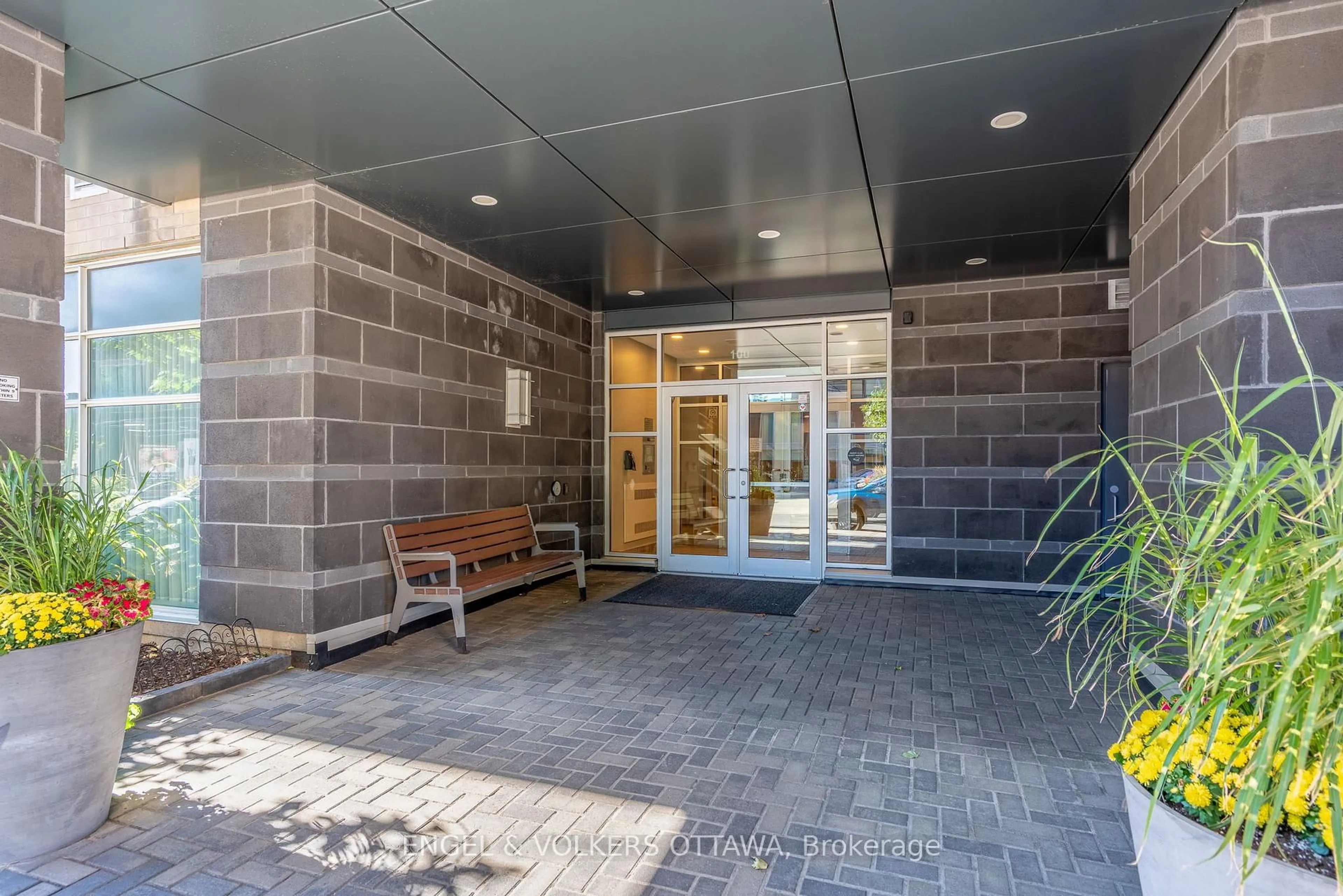 Indoor foyer for 100 Champagne Ave #207, Ottawa Ontario K1S 4P4