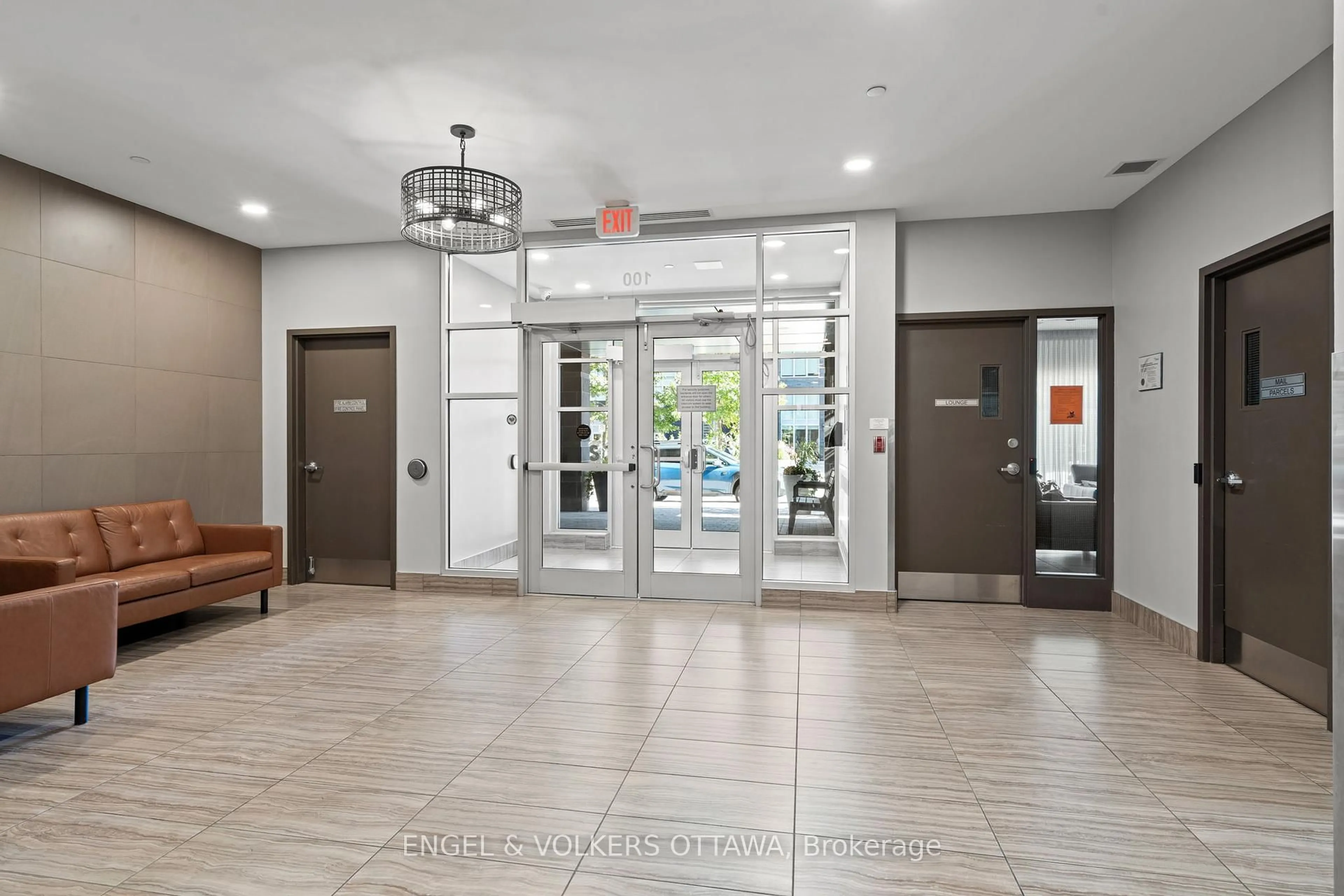 Indoor foyer for 100 Champagne Ave #207, Ottawa Ontario K1S 4P4
