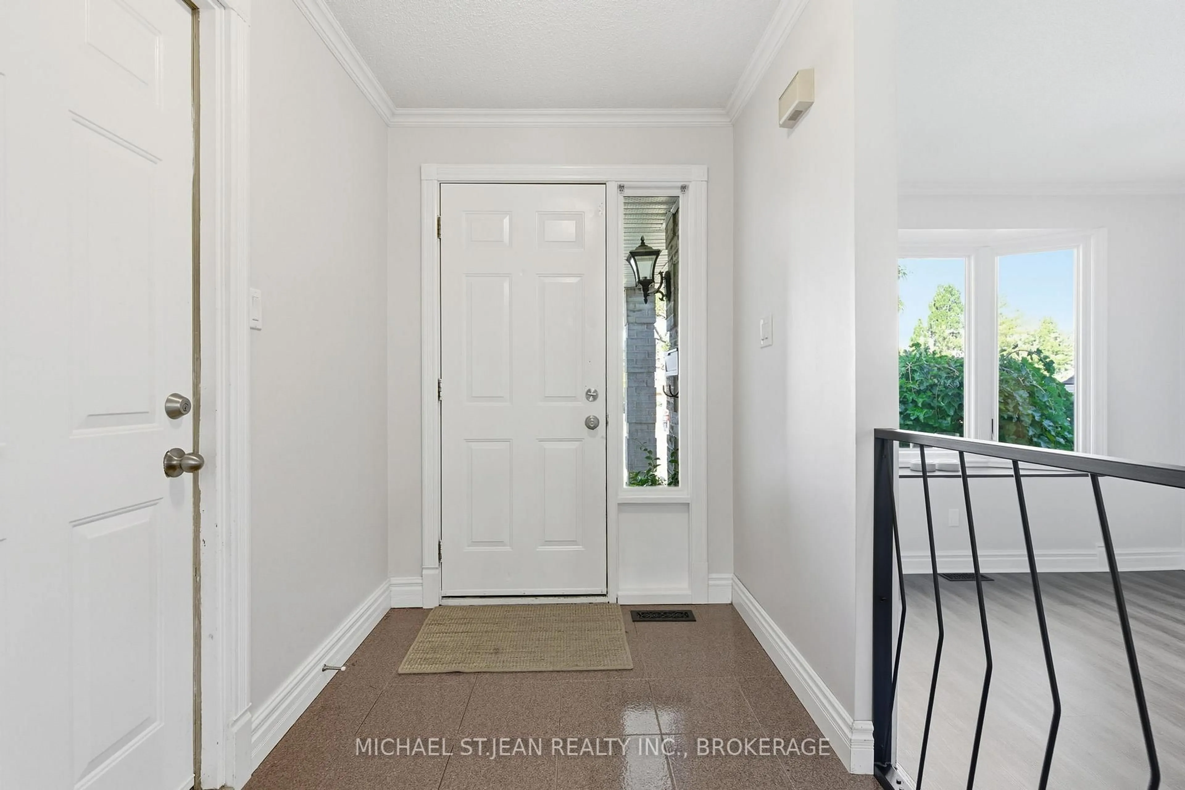 Indoor entryway for 1297 Upper Sherman Ave, Hamilton Ontario L8W 3E7