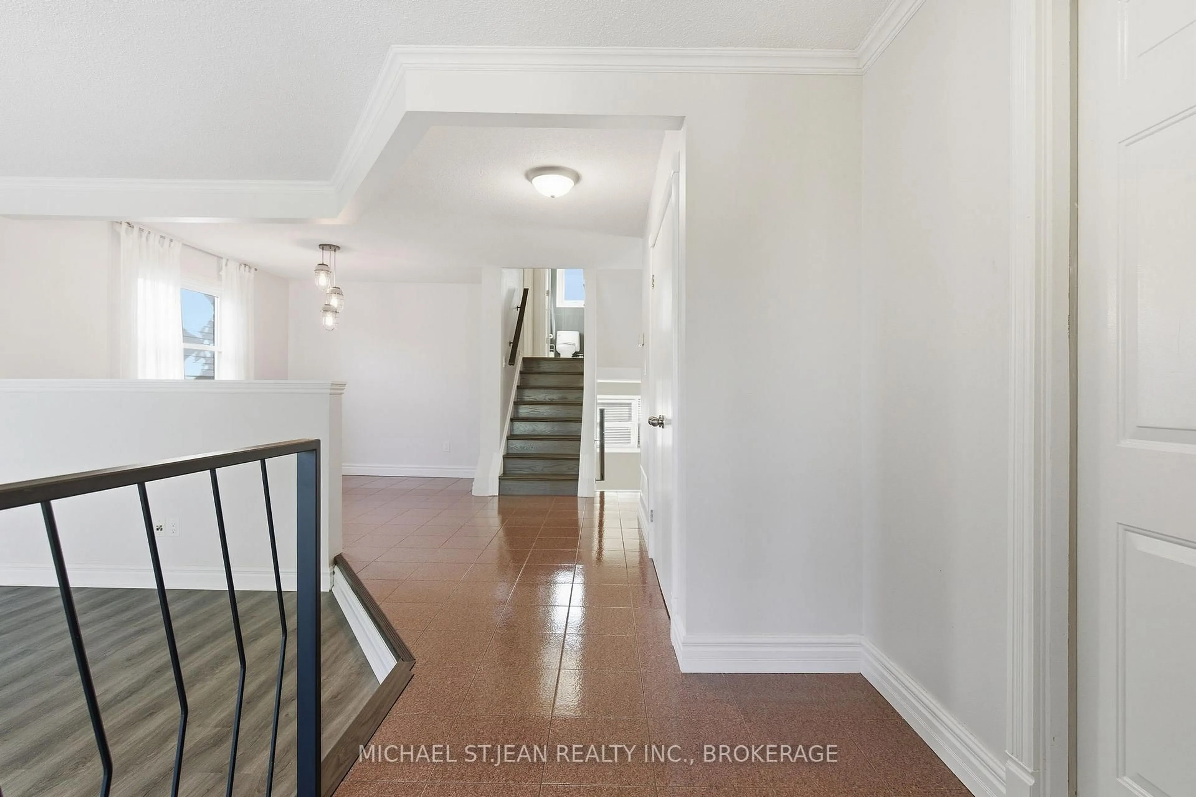 Indoor entryway for 1297 Upper Sherman Ave, Hamilton Ontario L8W 3E7