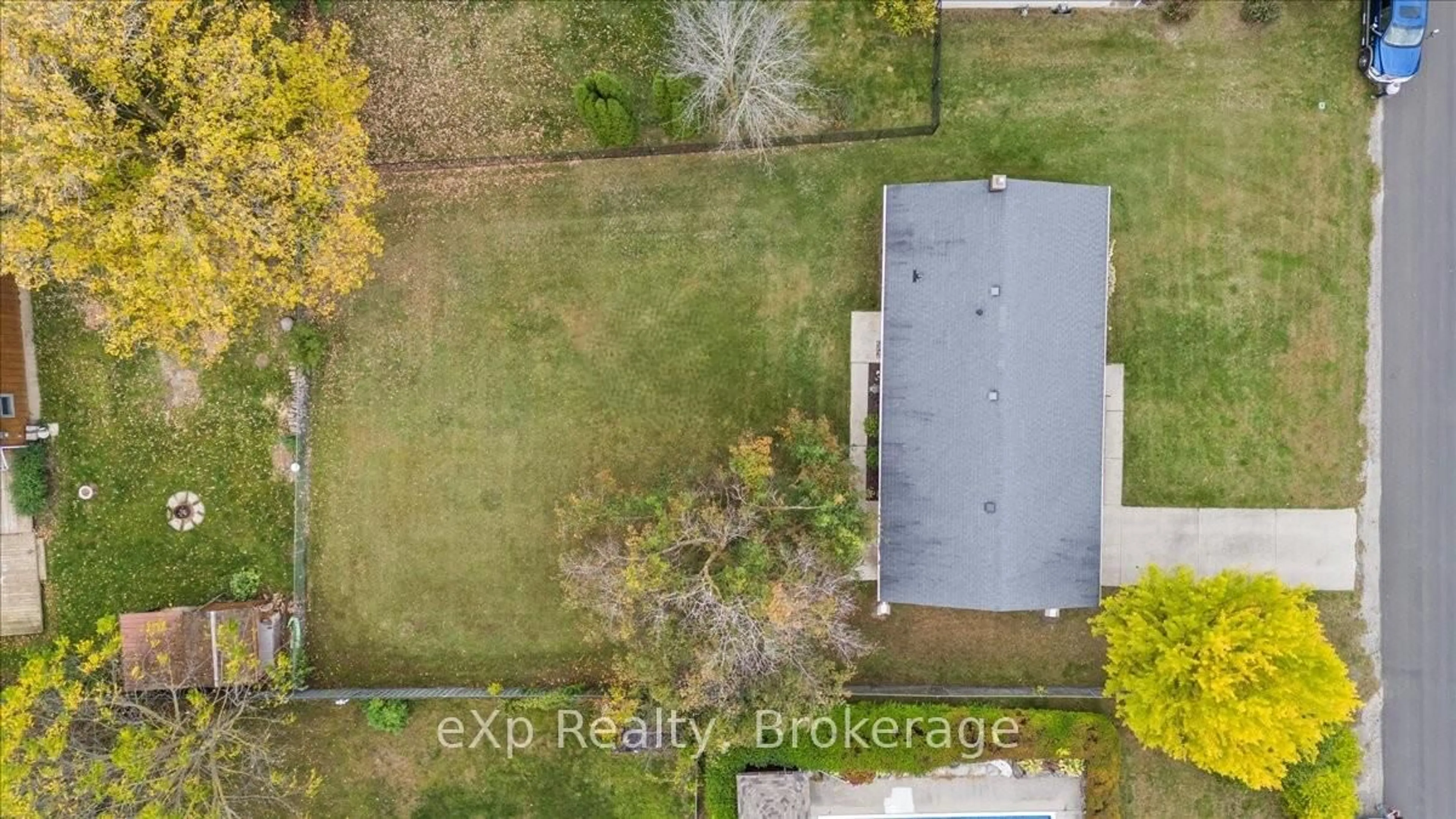 A pic from outside/outdoor area/front of a property/back of a property/a pic from drone, unknown for 158 6th Ave, Hanover Ontario N4N 2E4