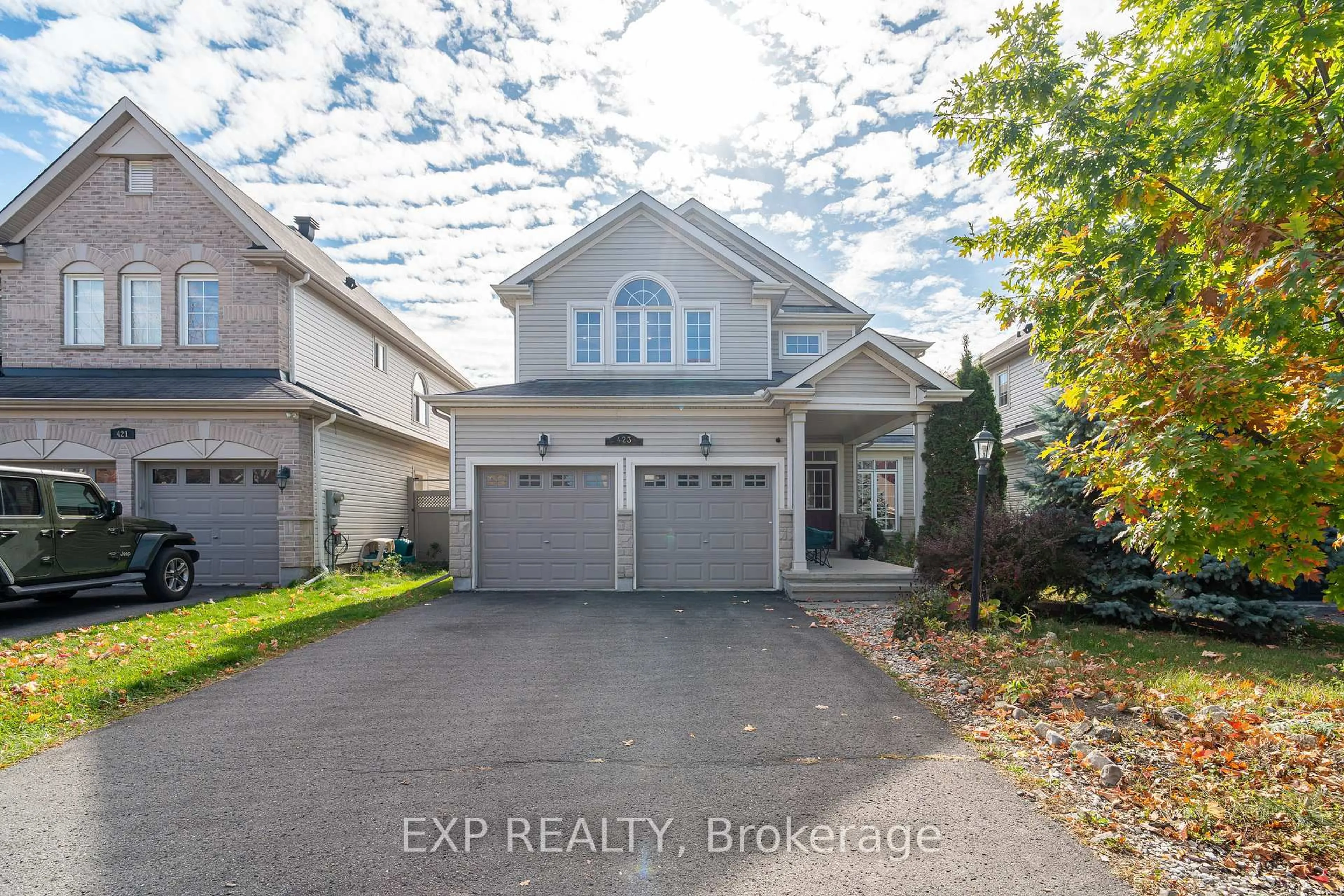 A pic from outside/outdoor area/front of a property/back of a property/a pic from drone, street for 423 Dundonald Dr, Ottawa Ontario K2J 0G9