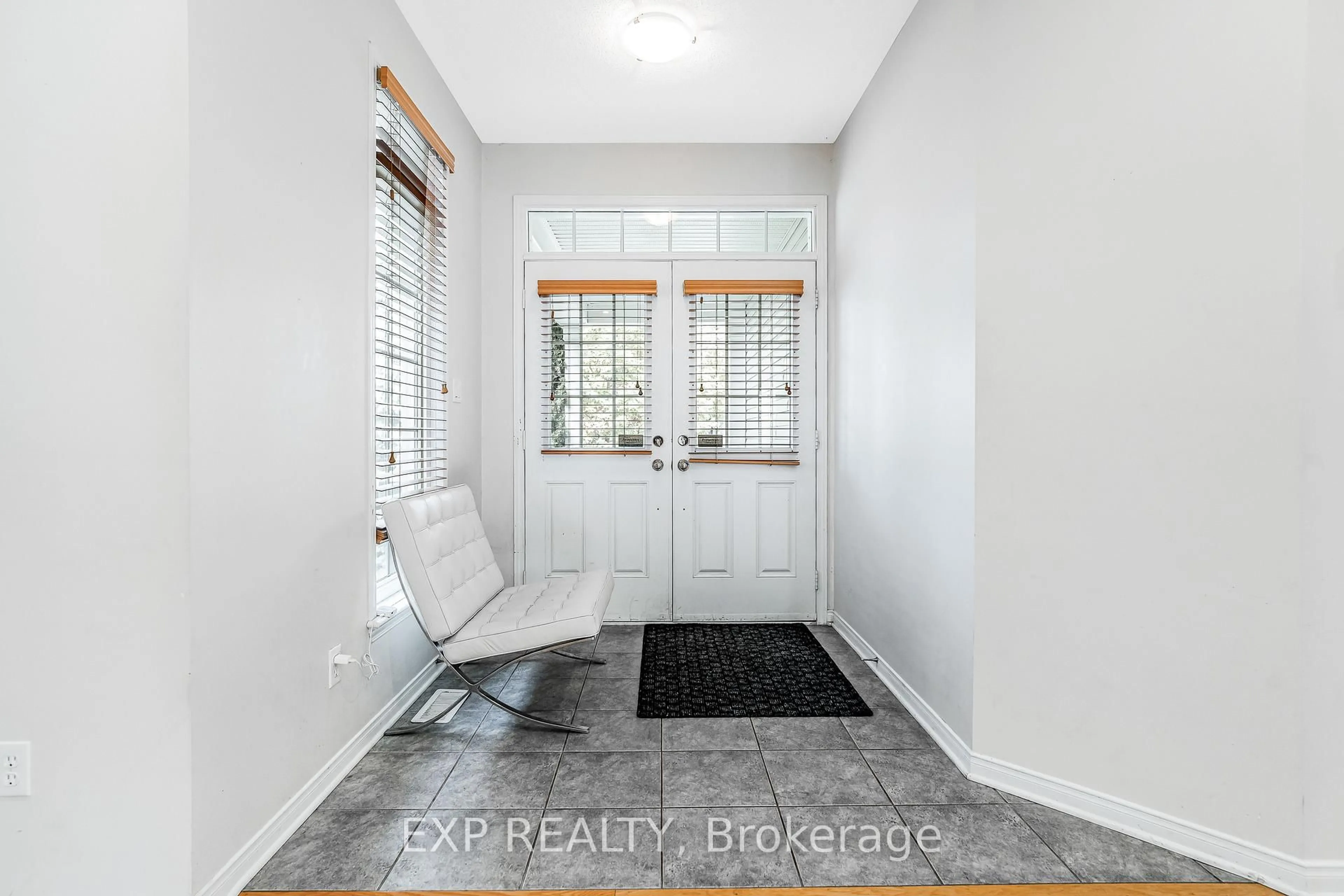Indoor entryway for 423 Dundonald Dr, Ottawa Ontario K2J 0G9
