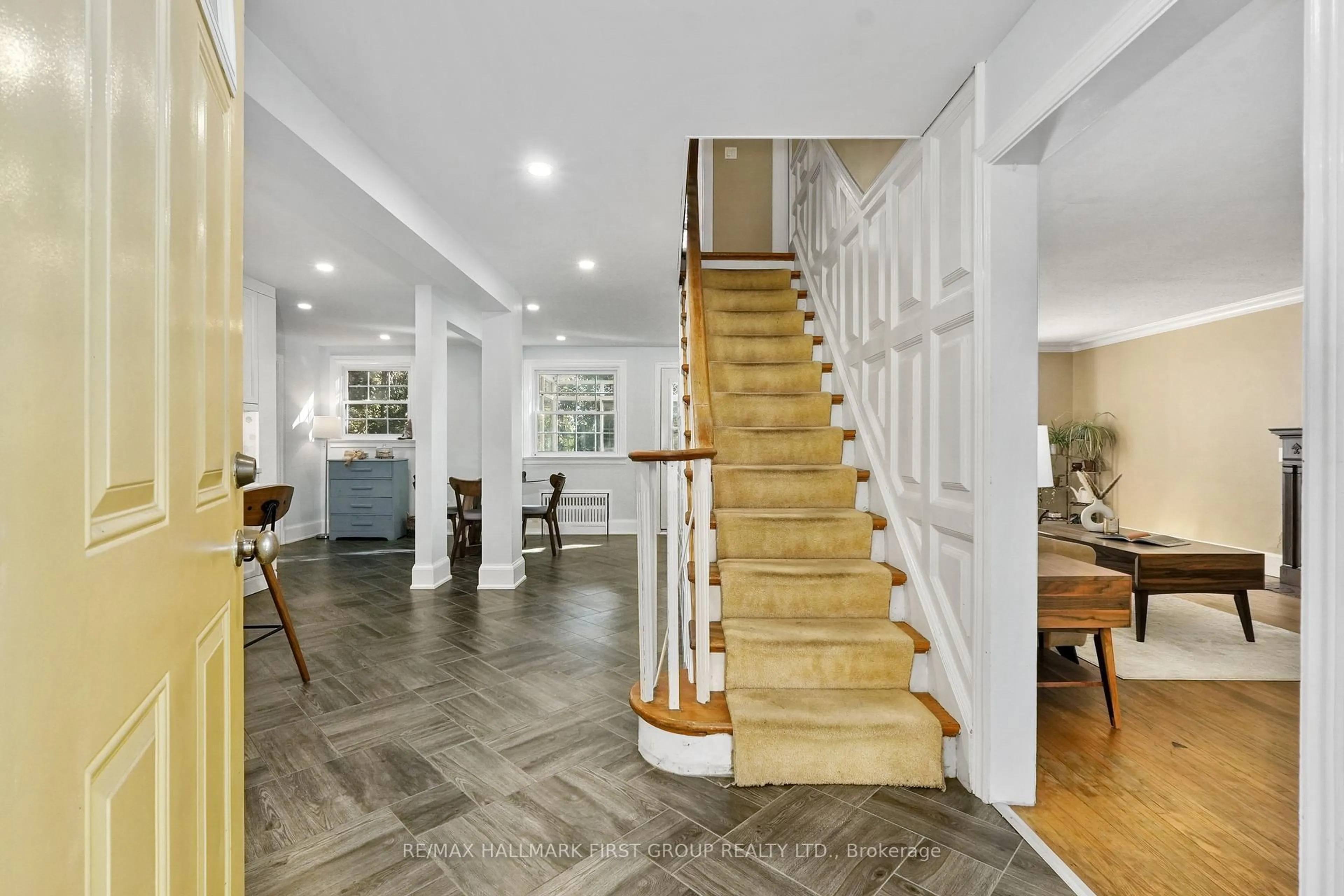 Indoor foyer for 135 Queen St, Cobourg Ontario K9A 1N1