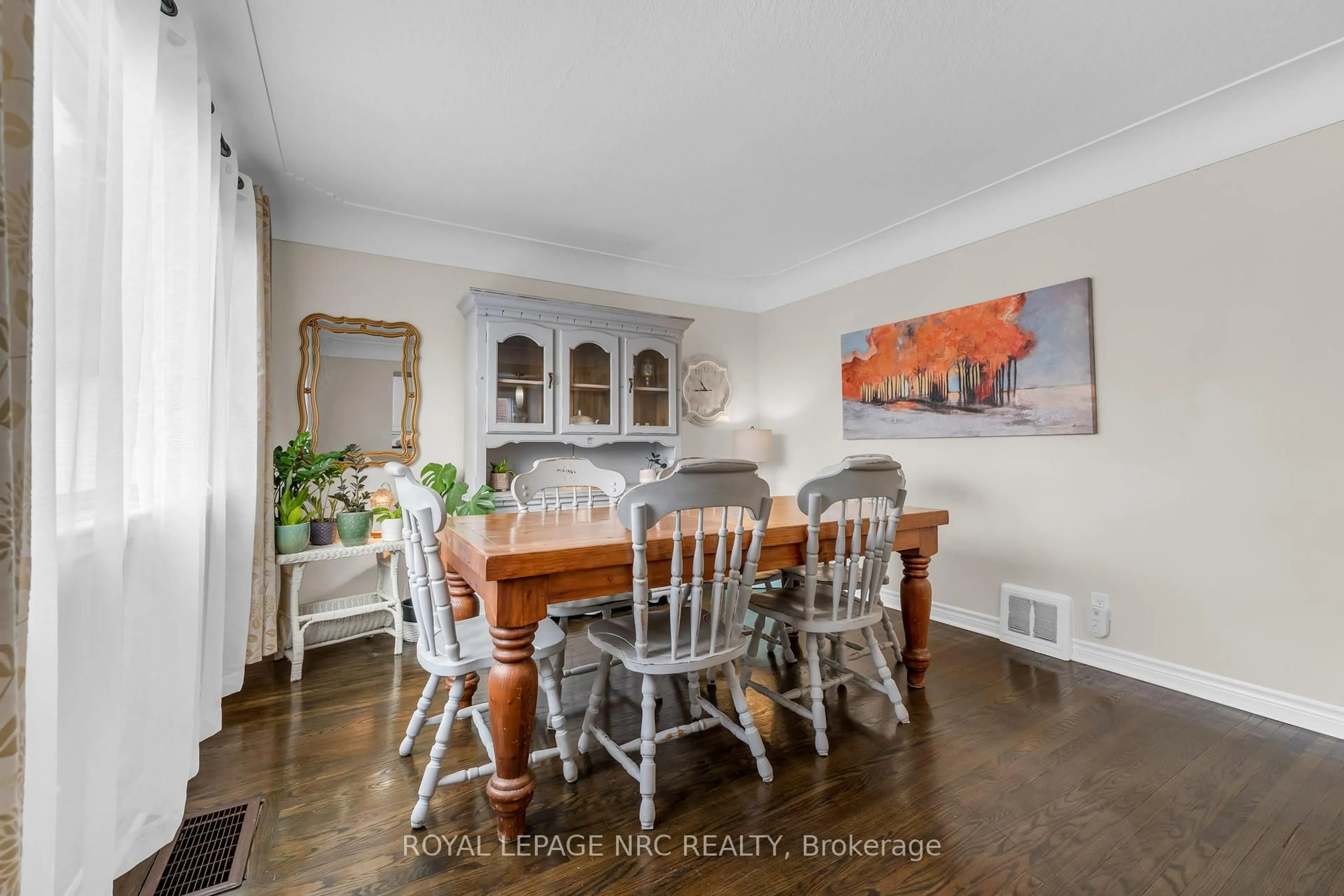 Dining room, wood/laminate floor for 475 East 38th St, Hamilton Ontario L8V 4G7