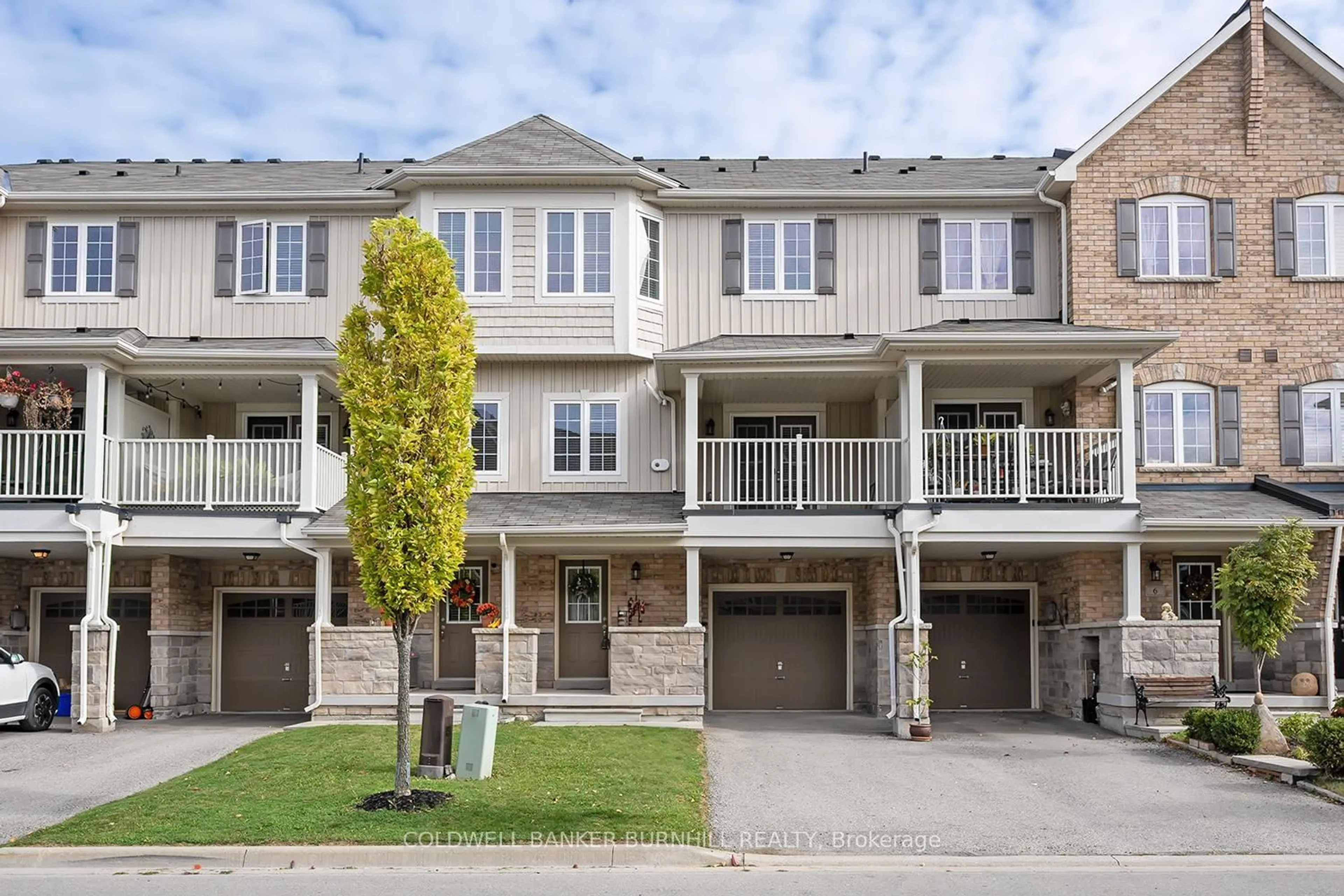 A pic from outside/outdoor area/front of a property/back of a property/a pic from drone, street for 8 Hiscott Dr, Hamilton Ontario L8B 0A2
