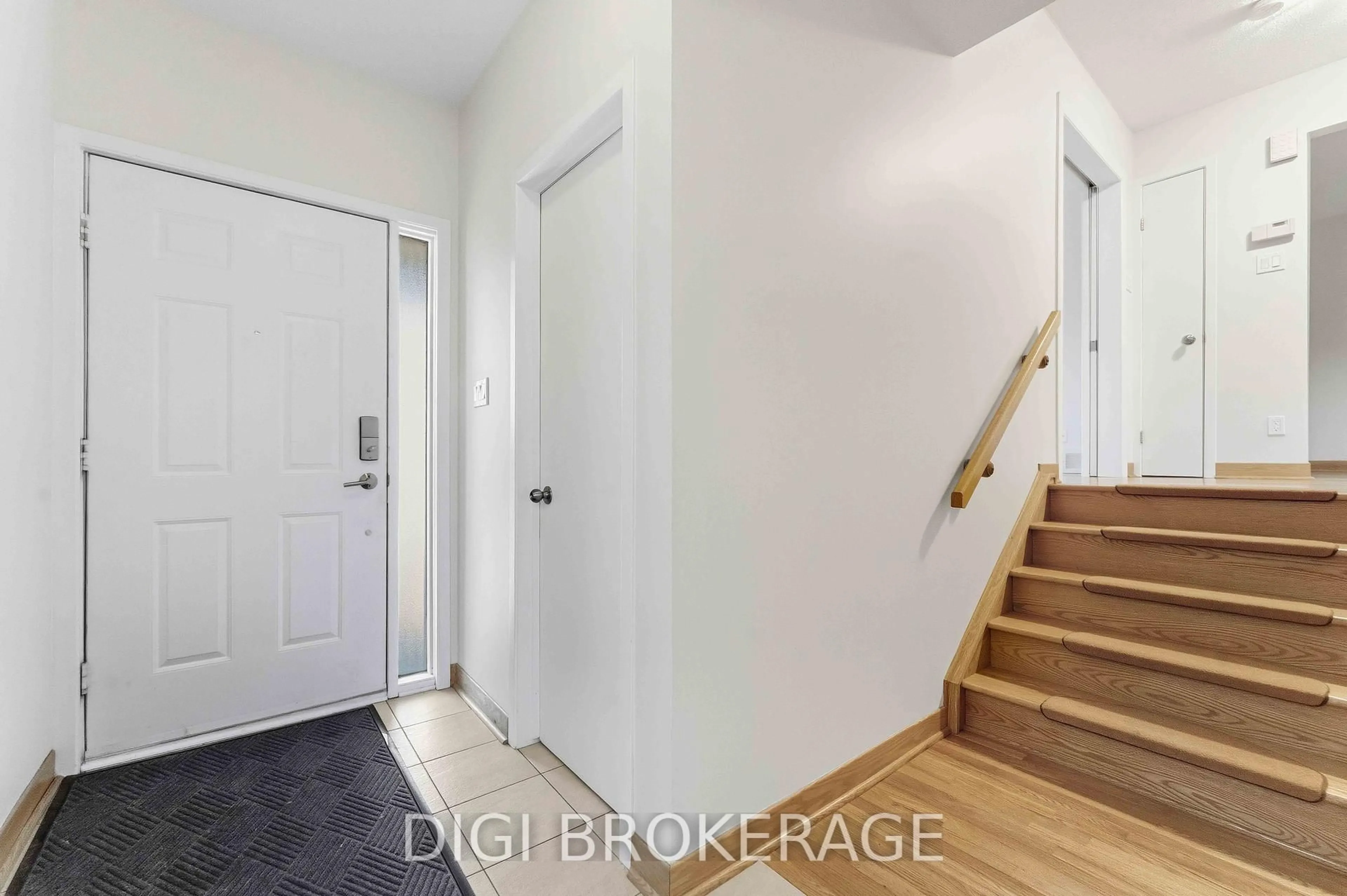 Indoor entryway for 98 Gillespie Cres, Ottawa Ontario K1V 0J2