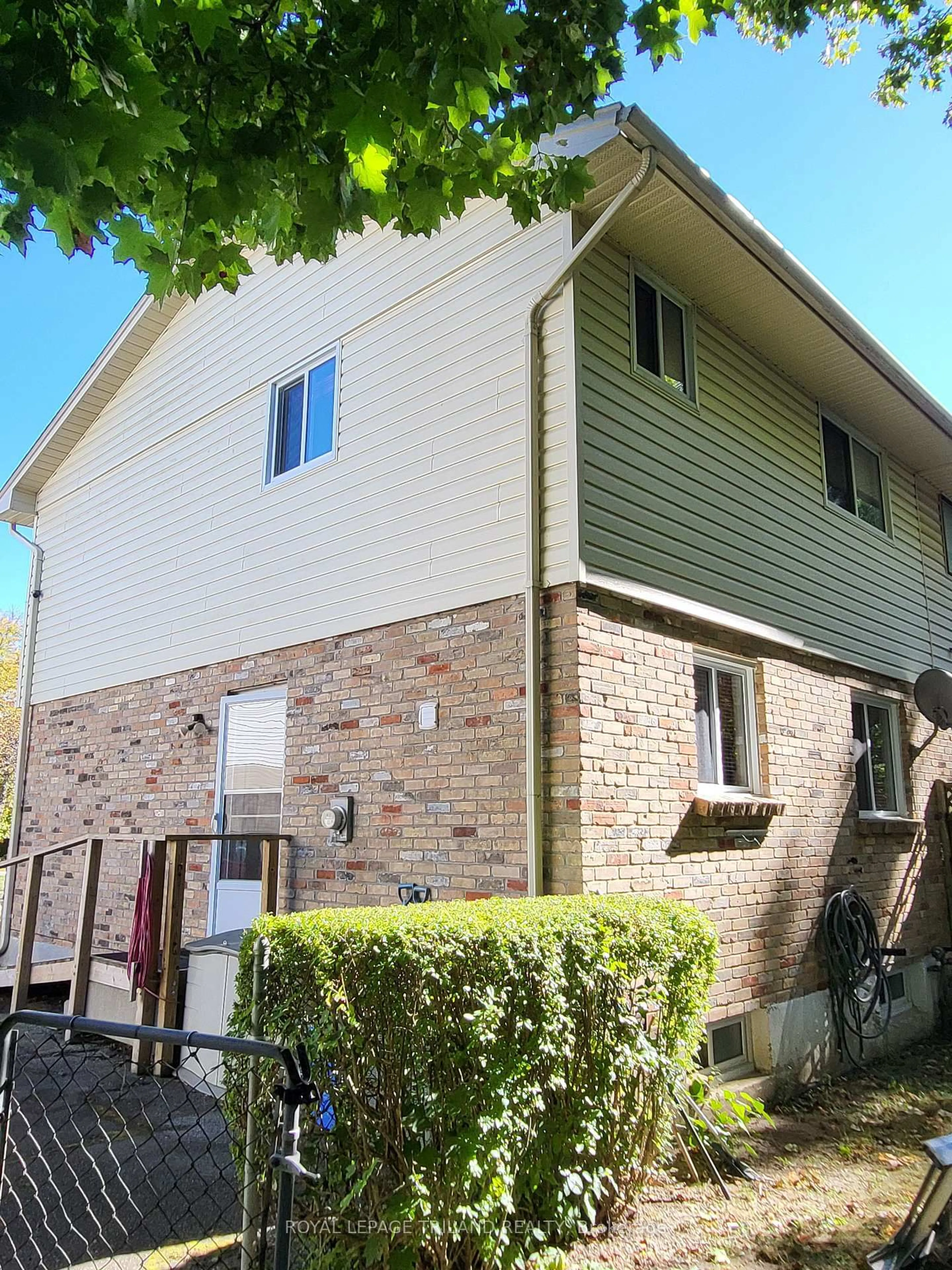 Home with vinyl exterior material, street for 30 Culver Crt, London East Ontario N5V 3E8