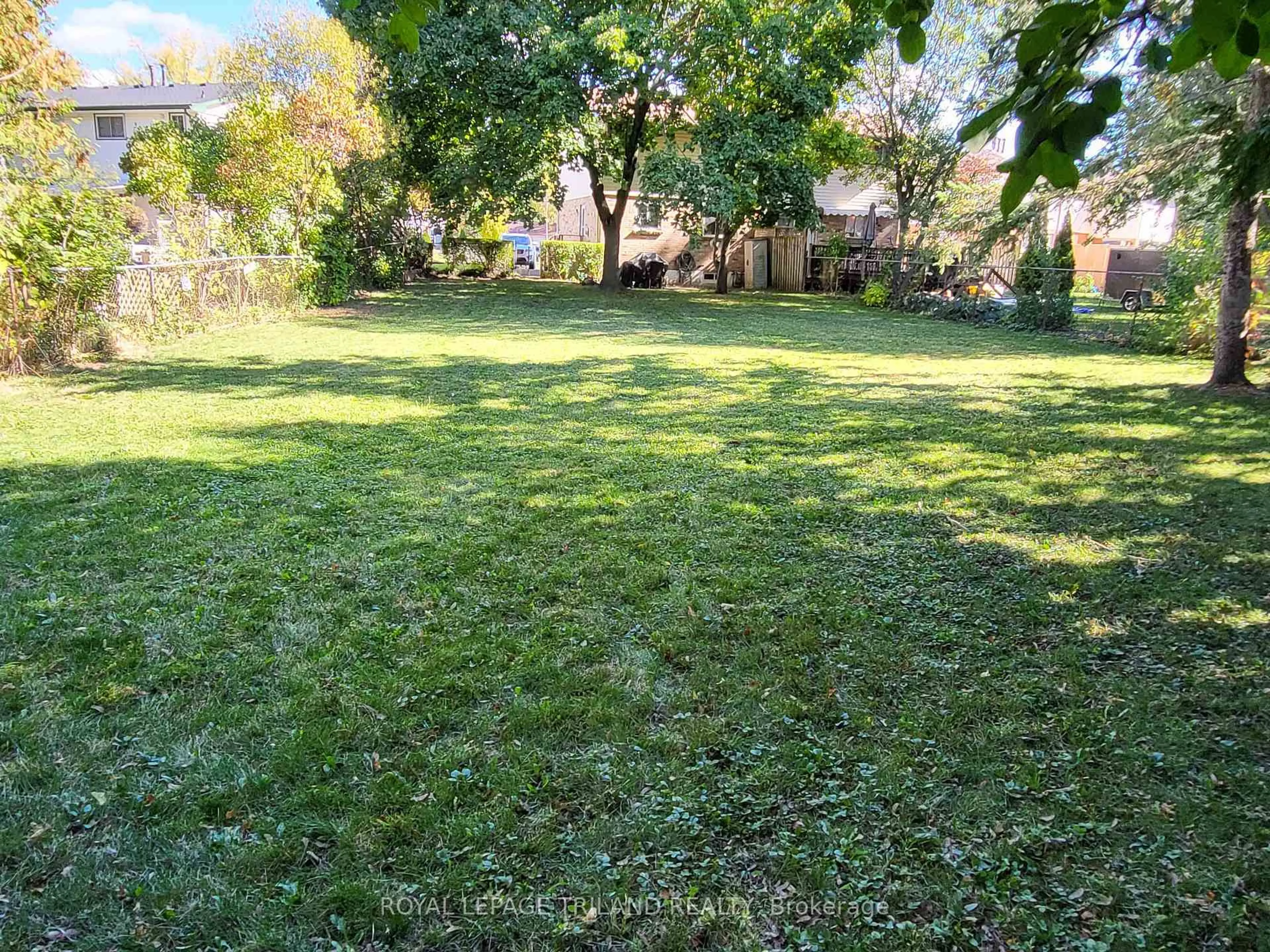 A pic from outside/outdoor area/front of a property/back of a property/a pic from drone, unknown for 30 Culver Crt, London East Ontario N5V 3E8