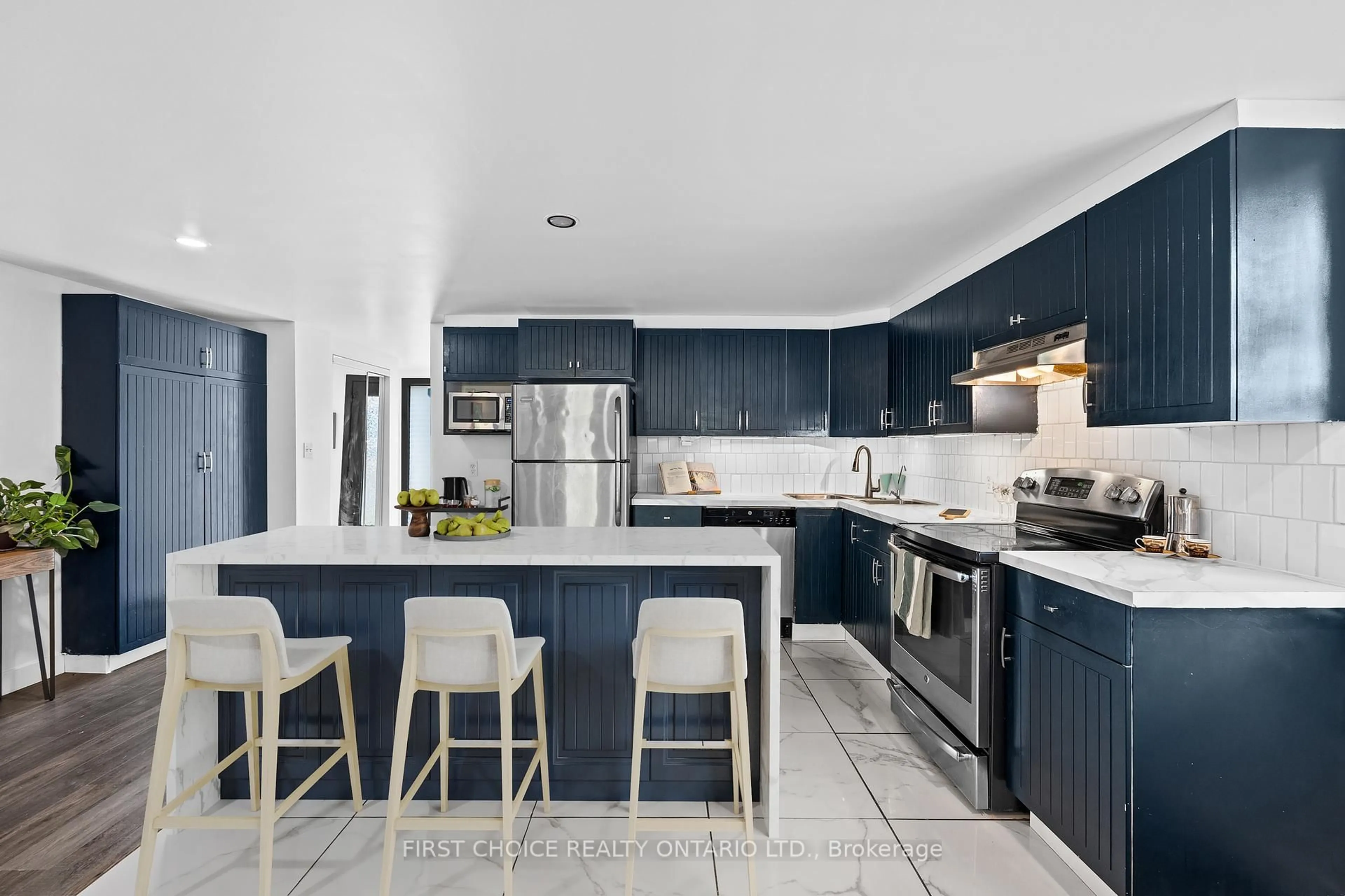 Contemporary kitchen, ceramic/tile floor for 10 Campbell Reid Crt, Ottawa Ontario K2K 1X7