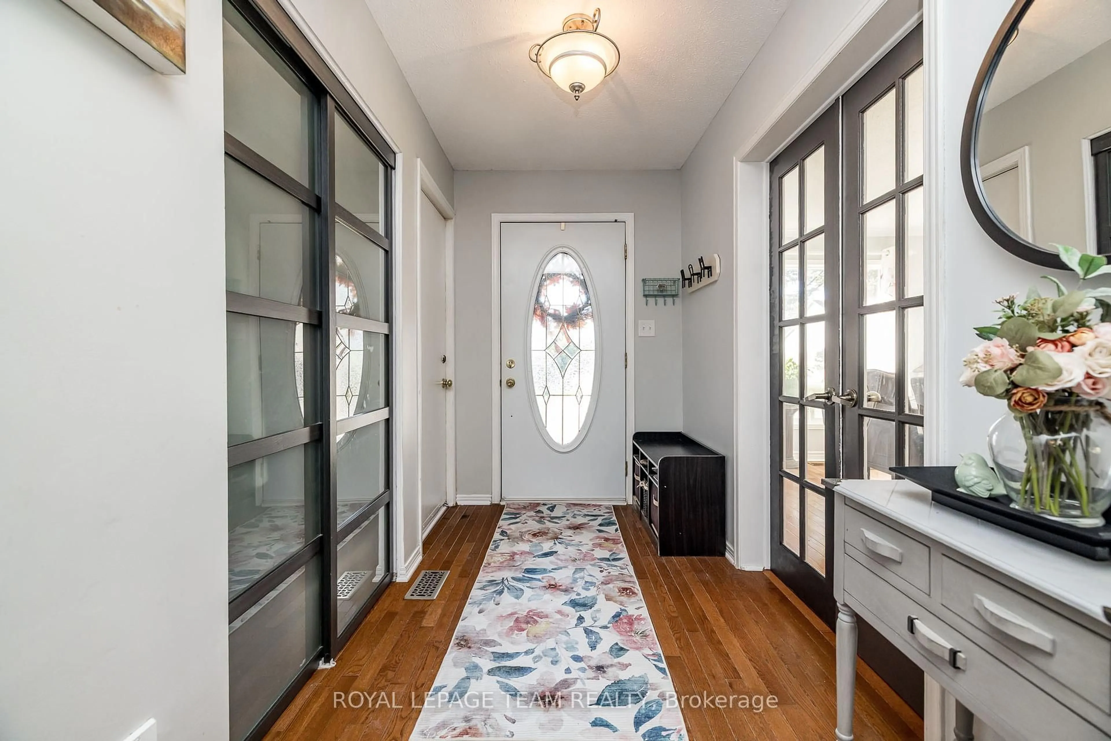 Indoor entryway for 19 McLennan Way, Kanata Ontario K2L 2N1