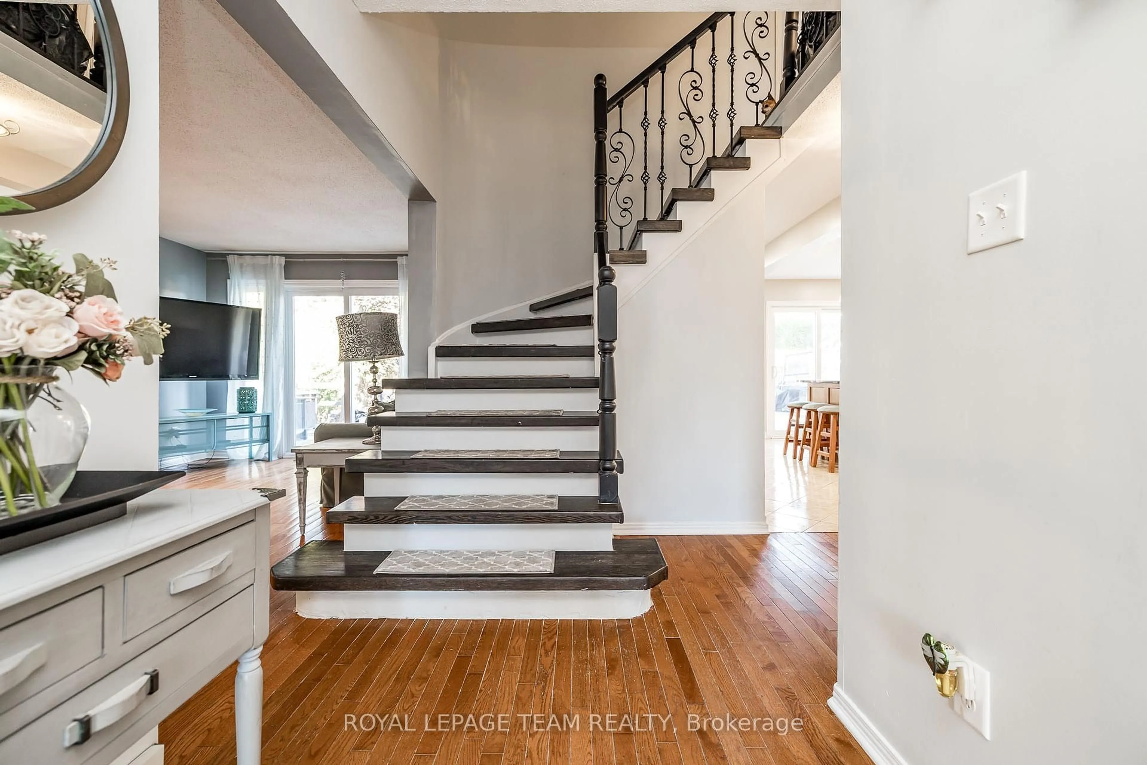 Stairs for 19 McLennan Way, Kanata Ontario K2L 2N1