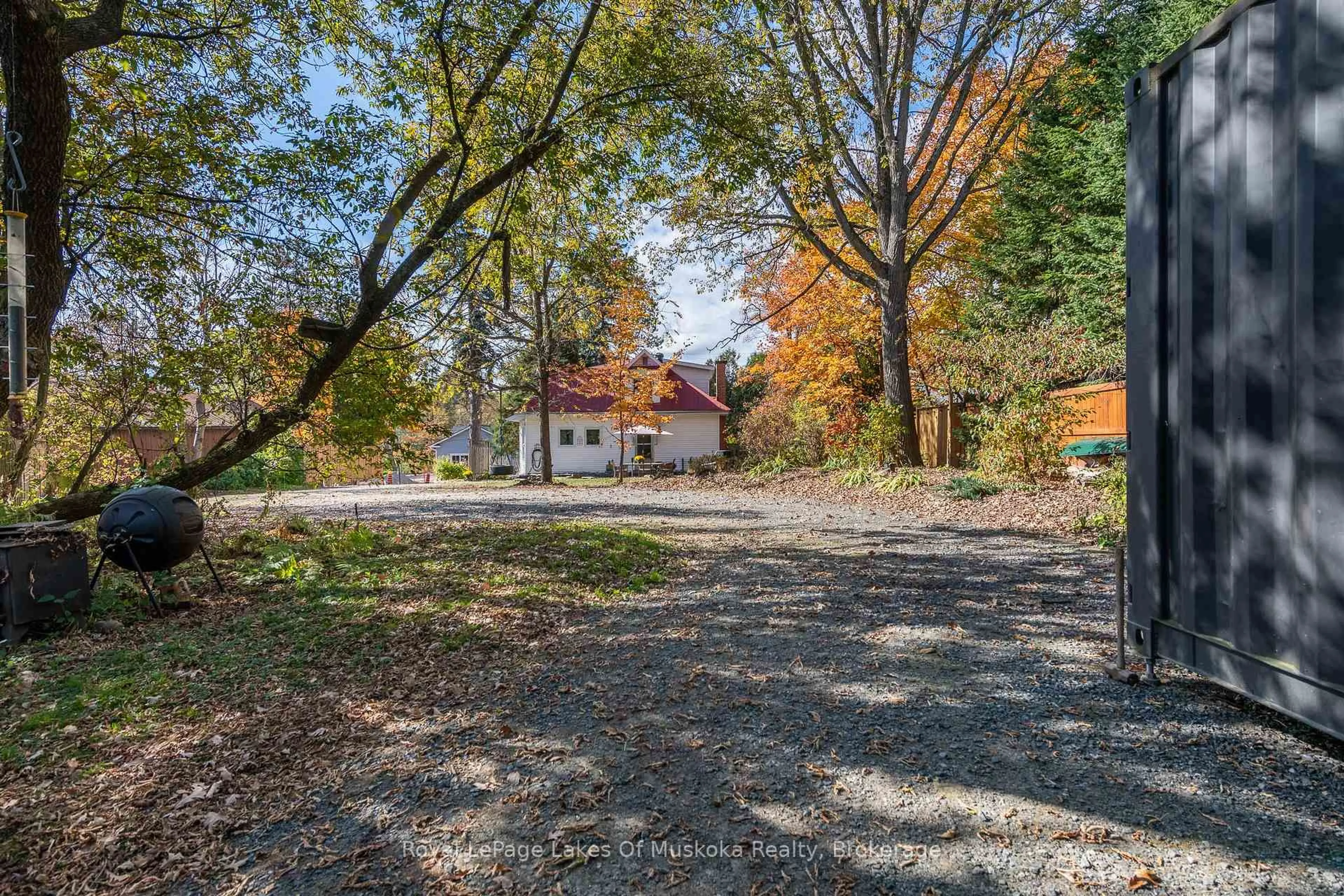 A pic from outside/outdoor area/front of a property/back of a property/a pic from drone, unknown for 12 Elm St, Huntsville Ontario P1H 1L1