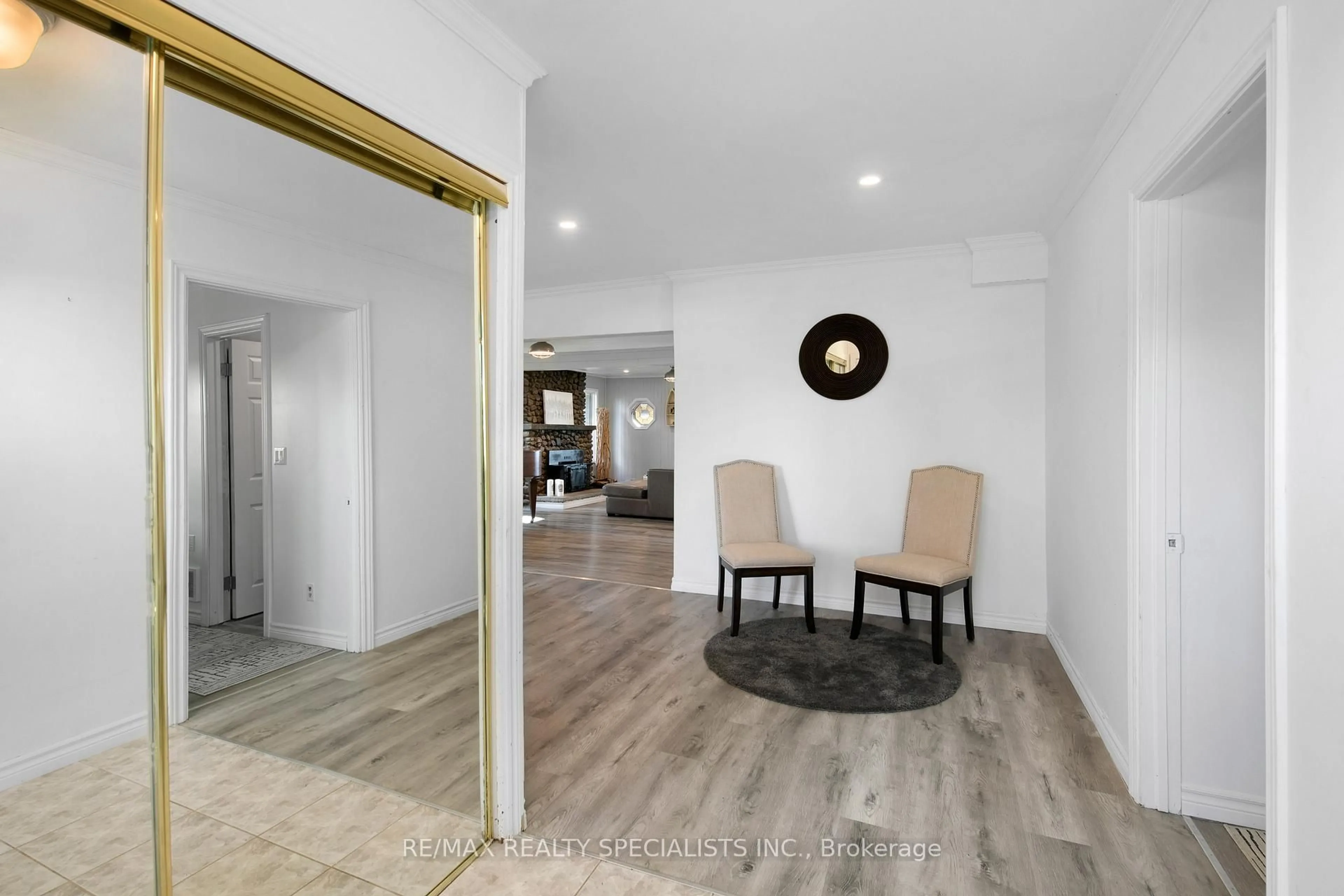 Indoor entryway for 659 McCracken Rd, Kingsville Ontario N9Y 2N9
