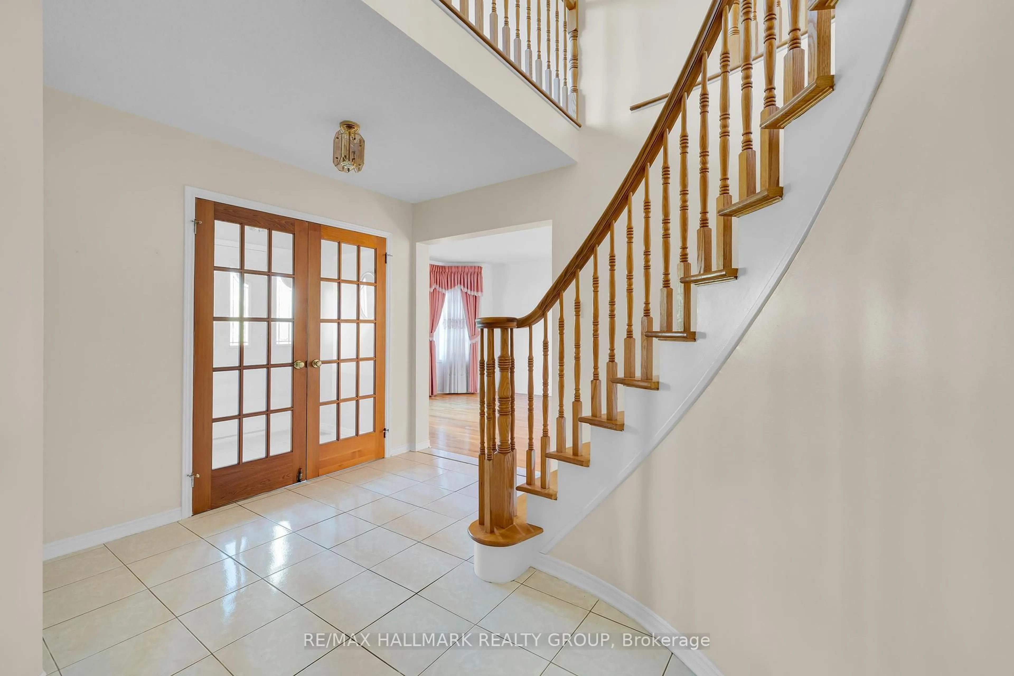 Indoor entryway for 1396 Larose Ave, Ottawa Ontario K1Z 7X7