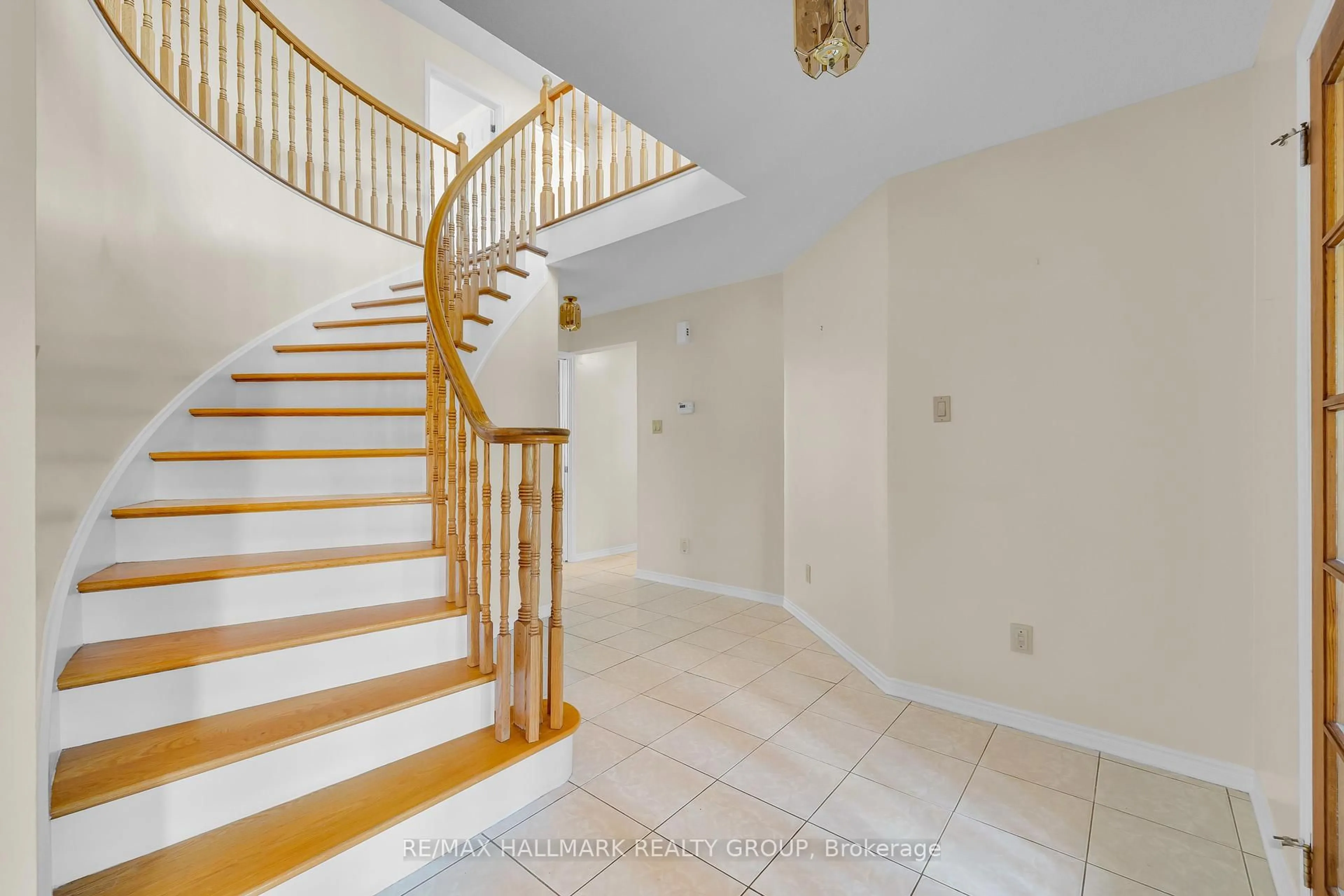 Stairs for 1396 Larose Ave, Ottawa Ontario K1Z 7X7