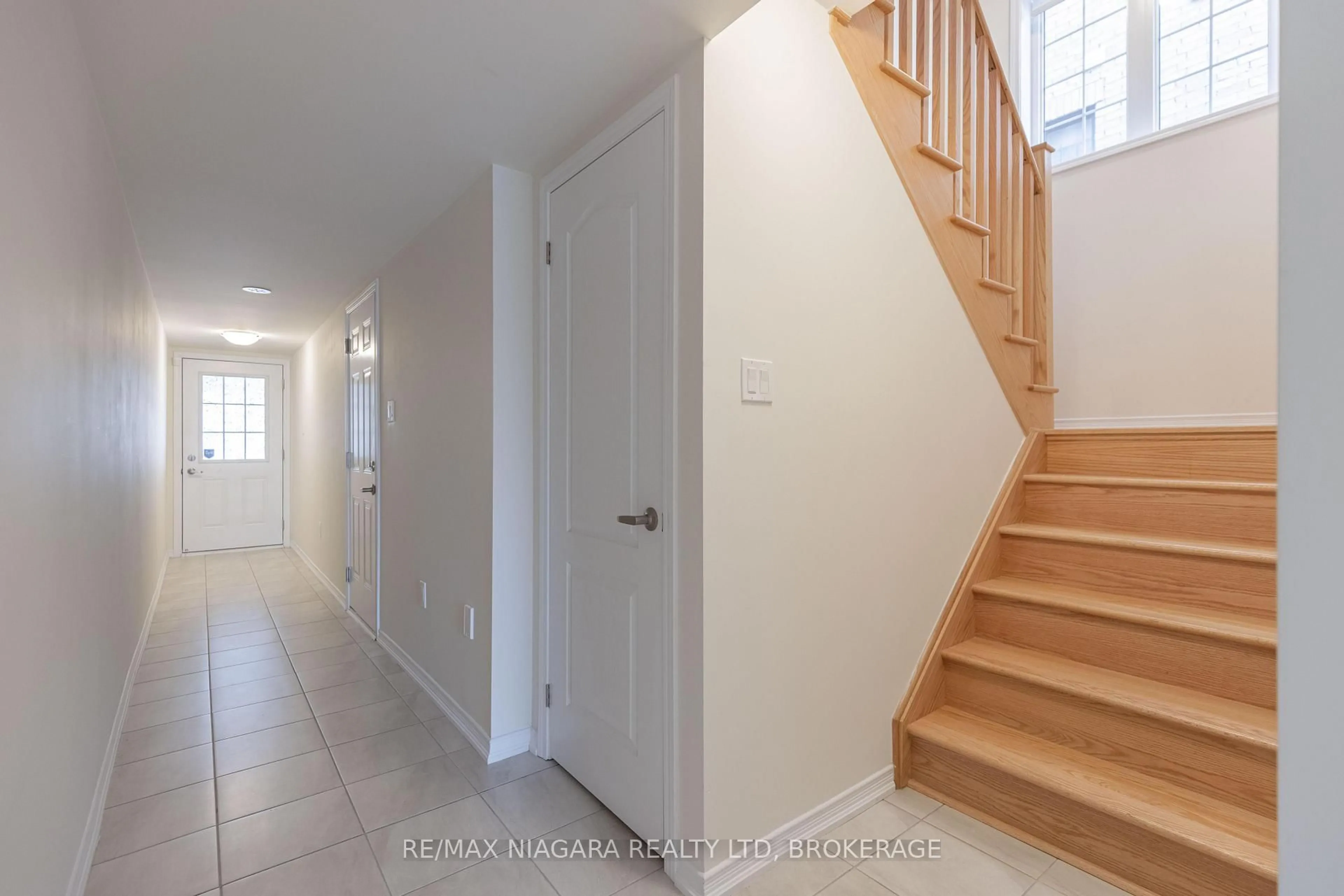 Indoor entryway for 8317 Mulberry Dr #35, Niagara Falls Ontario L2H 3S9