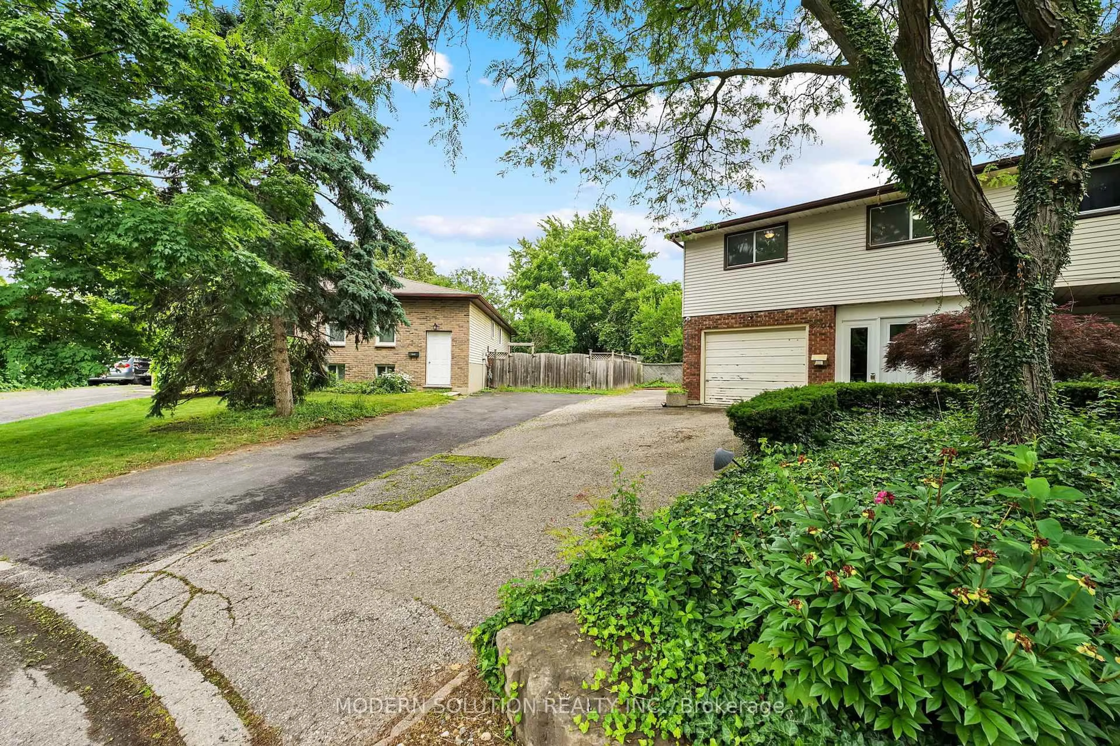 A pic from outside/outdoor area/front of a property/back of a property/a pic from drone, street for 370A Churchill Crt, Waterloo Ontario N2L 6B4