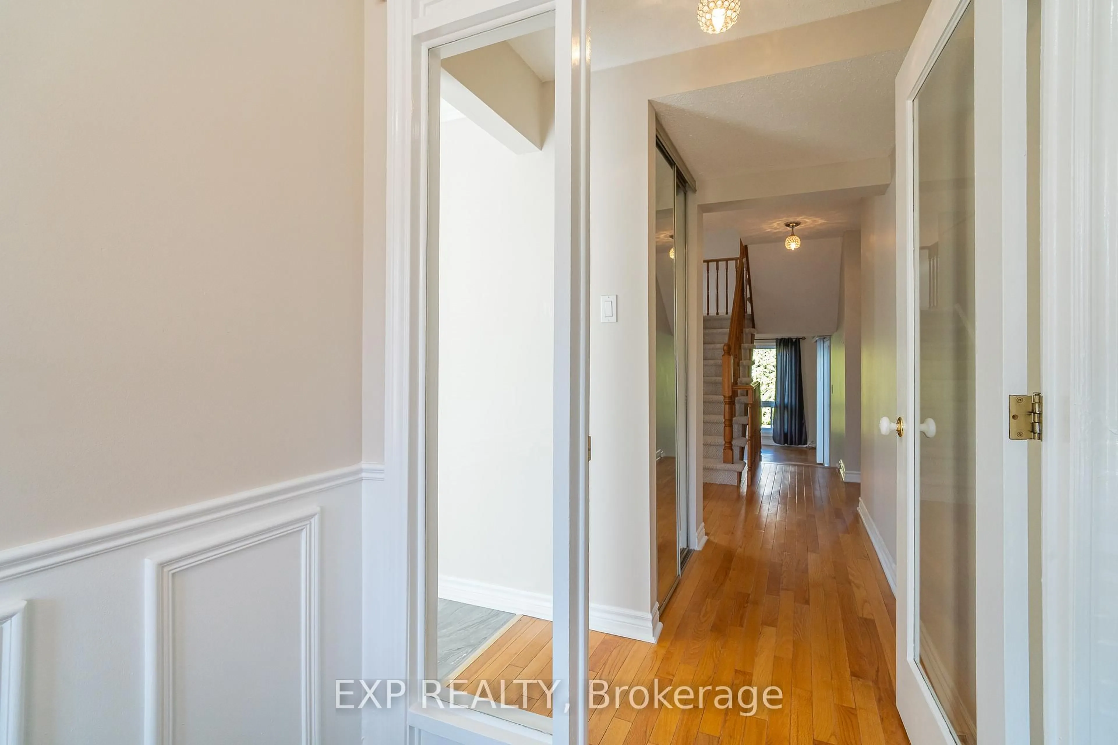 Indoor entryway for 32 Maple View Cres, Ottawa Ontario K2G 5J6