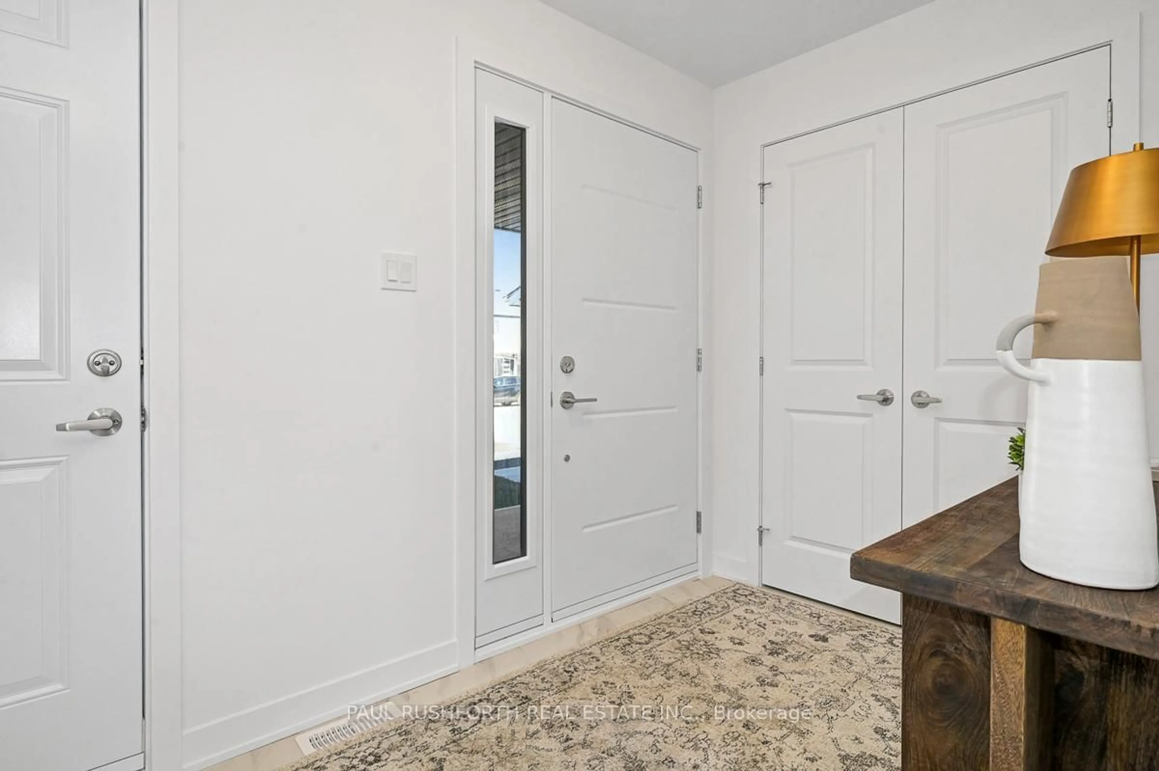 Indoor entryway for 225 Peacock Dr, Russell Ontario K4R 0A1