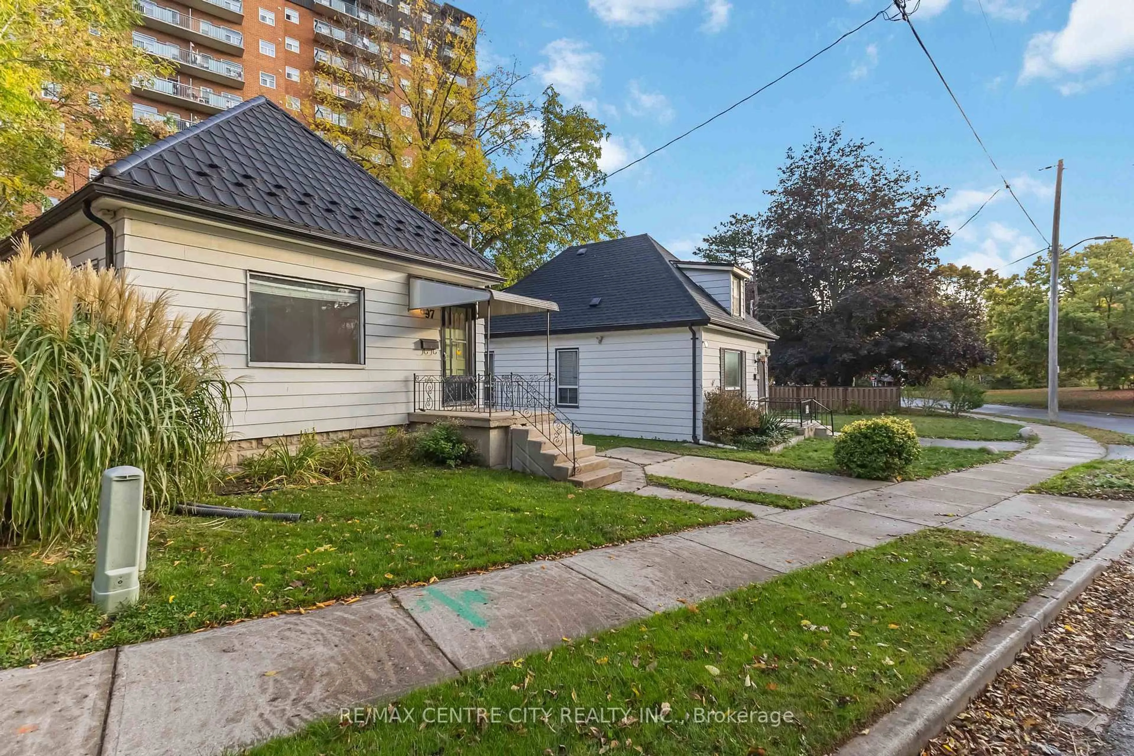A pic from outside/outdoor area/front of a property/back of a property/a pic from drone, street for 97 Walnut St, London North Ontario N6H 1C3