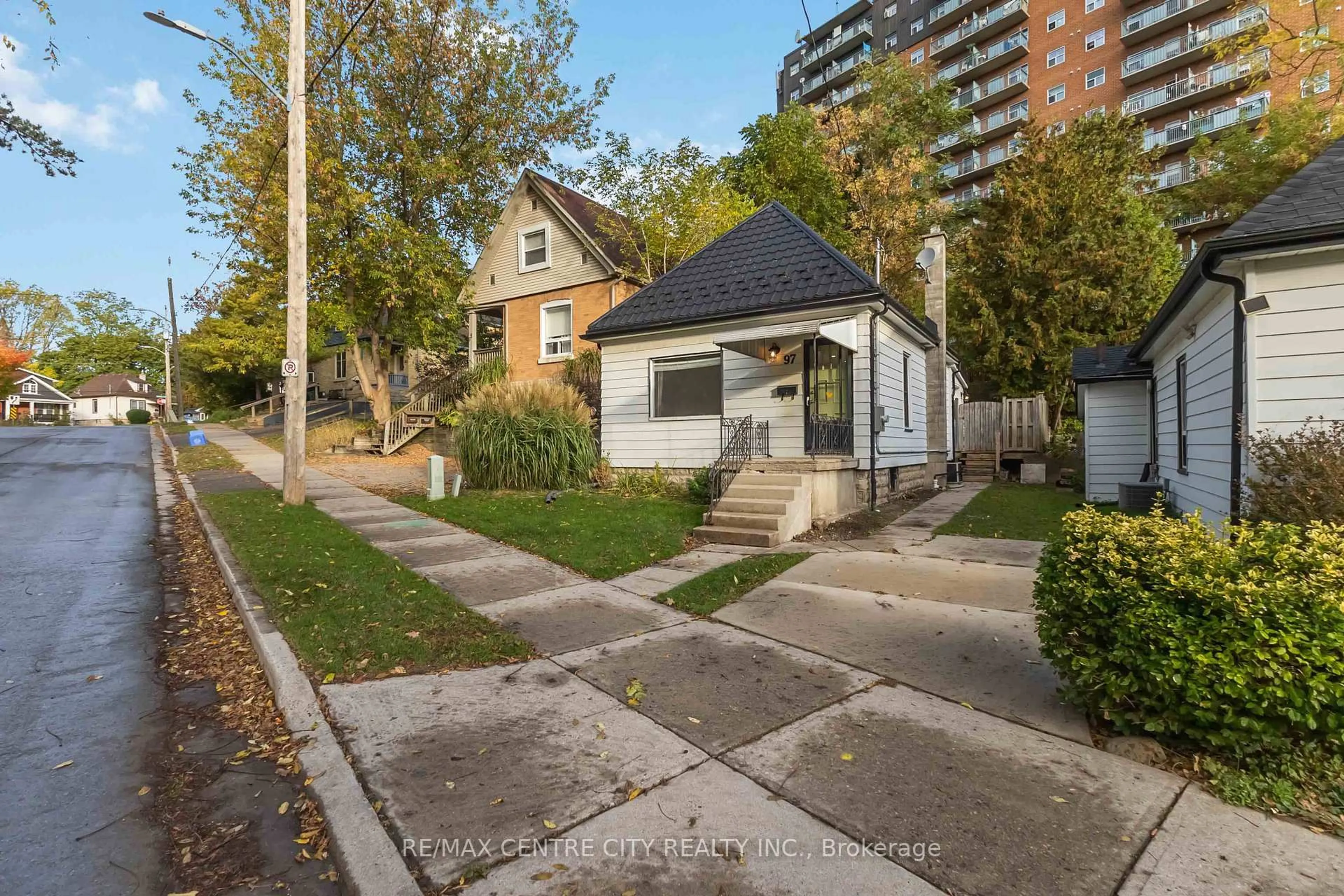 A pic from outside/outdoor area/front of a property/back of a property/a pic from drone, street for 97 Walnut St, London North Ontario N6H 1C3