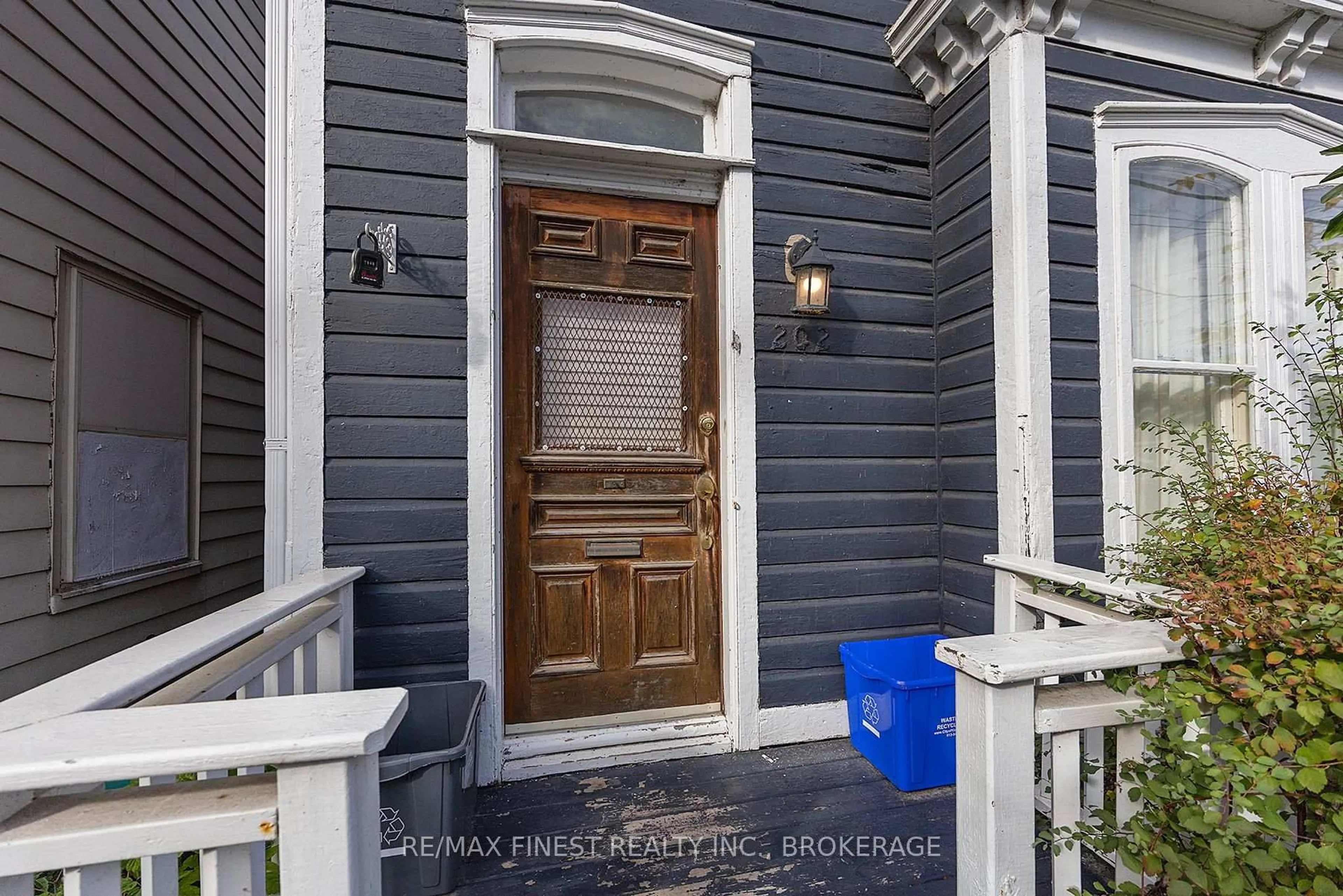 Indoor entryway for 202 Montreal St, Kingston Ontario K7K 3G4