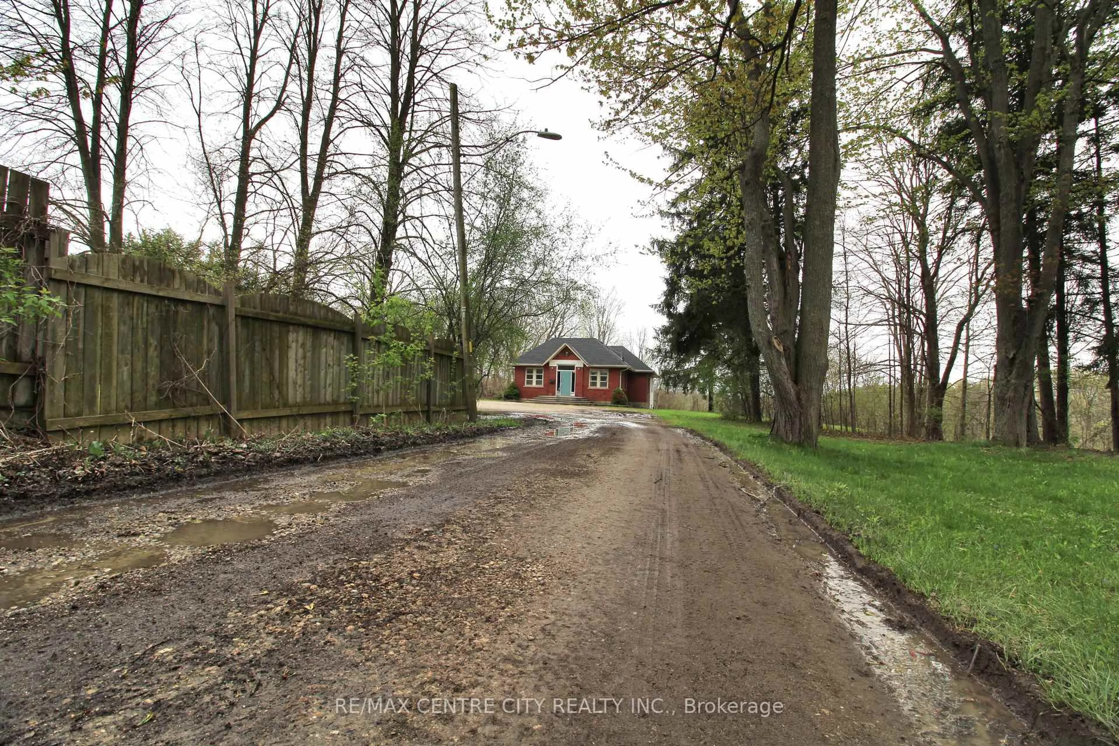 A pic from outside/outdoor area/front of a property/back of a property/a pic from drone, street for 12 Chester St, St. Thomas Ontario N5R 1T8