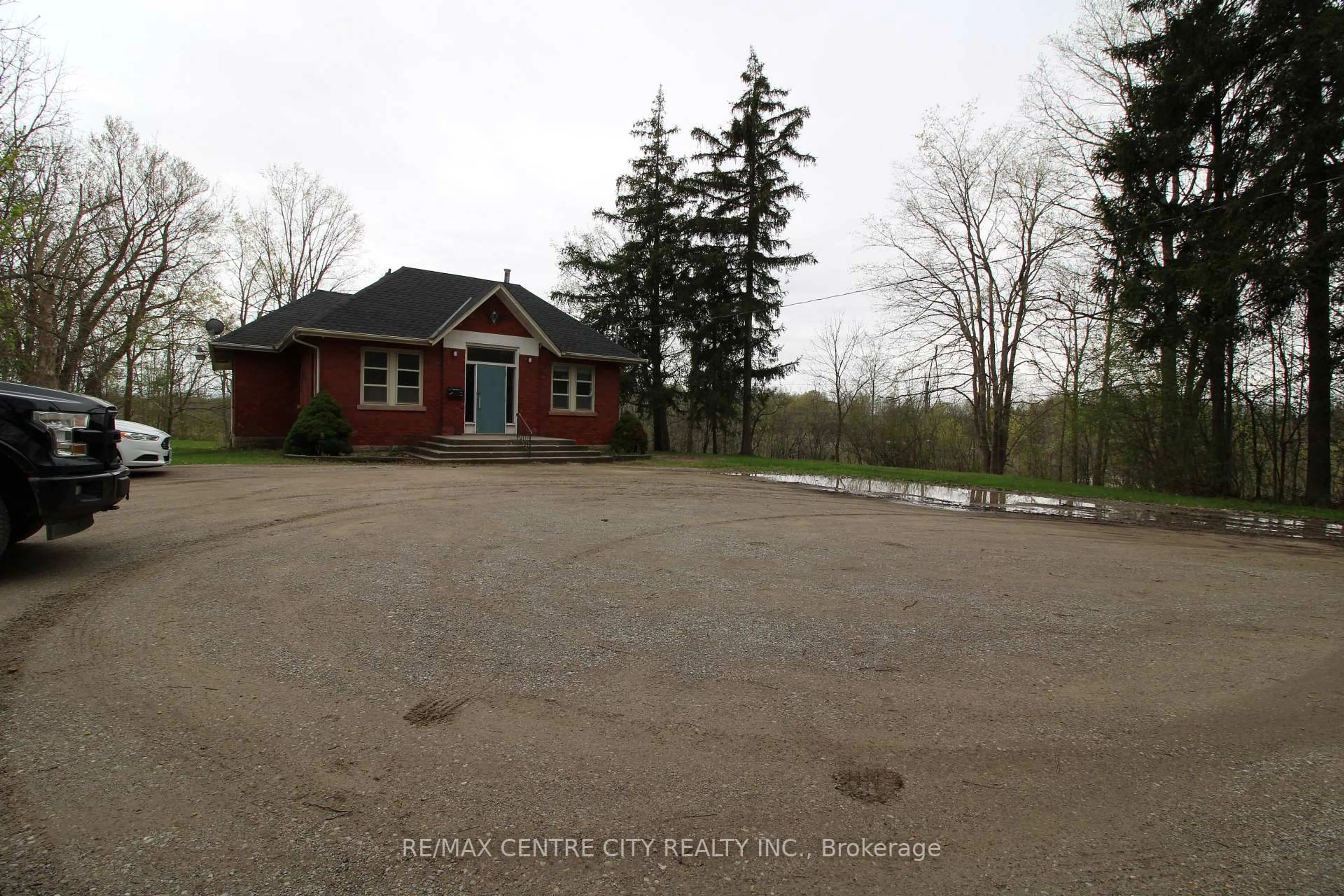 A pic from outside/outdoor area/front of a property/back of a property/a pic from drone, building for 12 Chester St, St. Thomas Ontario N5R 1T8