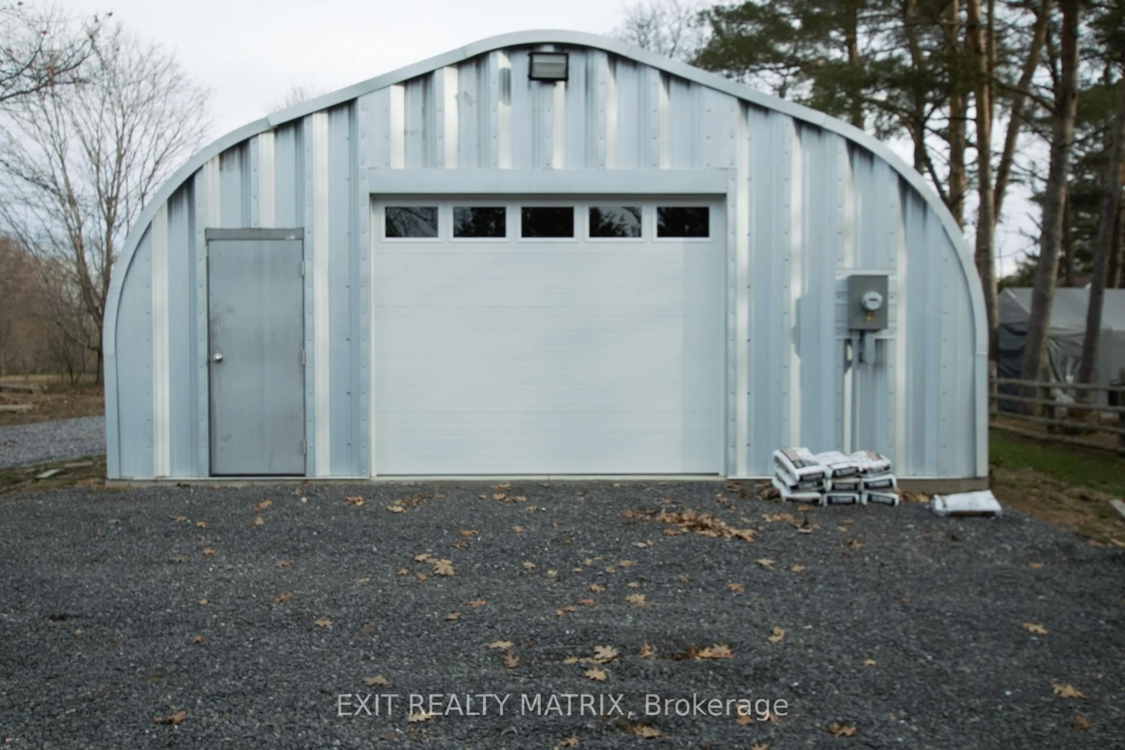 Indoor garage for 1429 Meadow Dr, Ottawa Ontario K4P 1B1