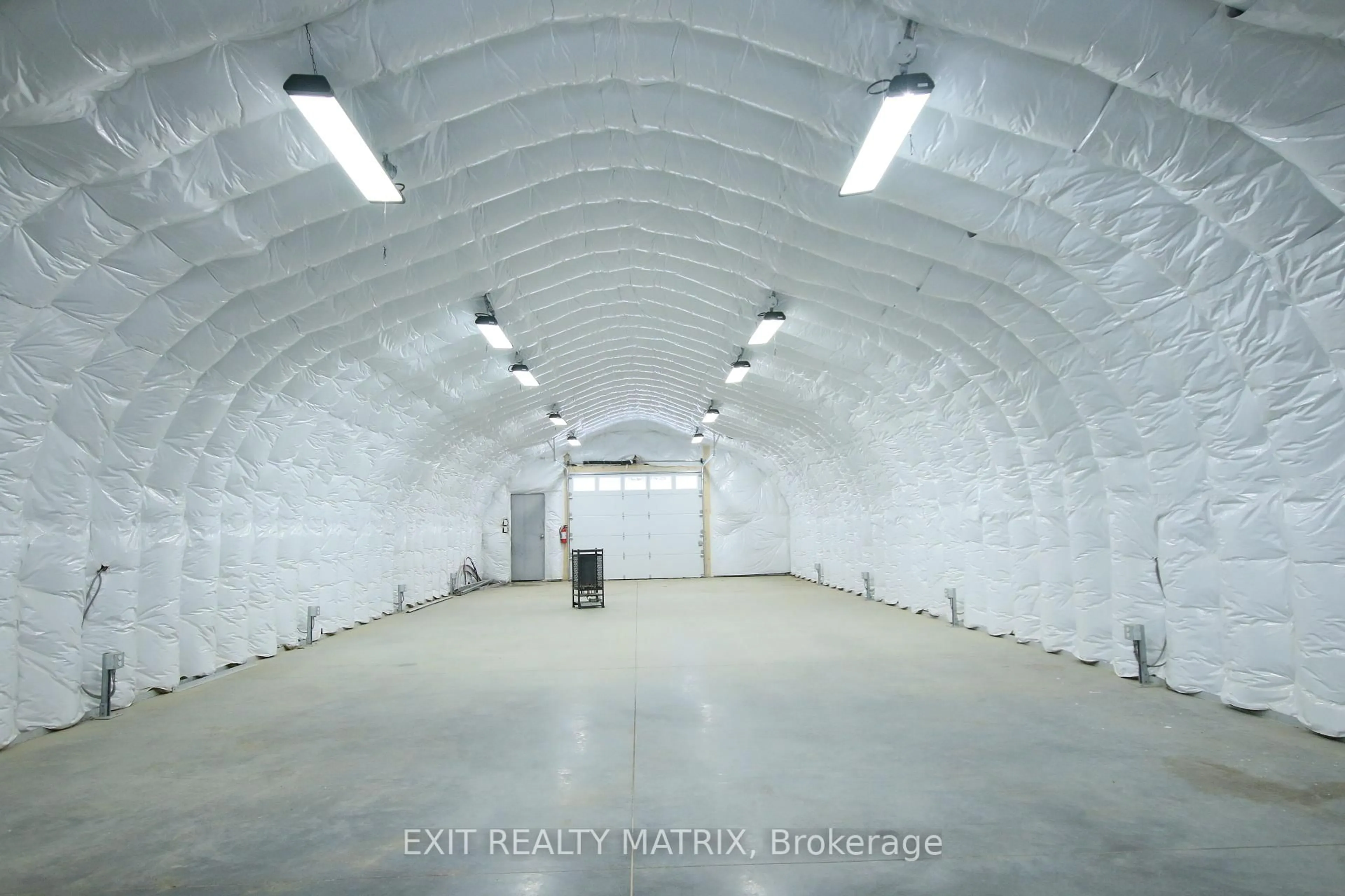 Indoor garage for 1429 Meadow Dr, Ottawa Ontario K4P 1B1