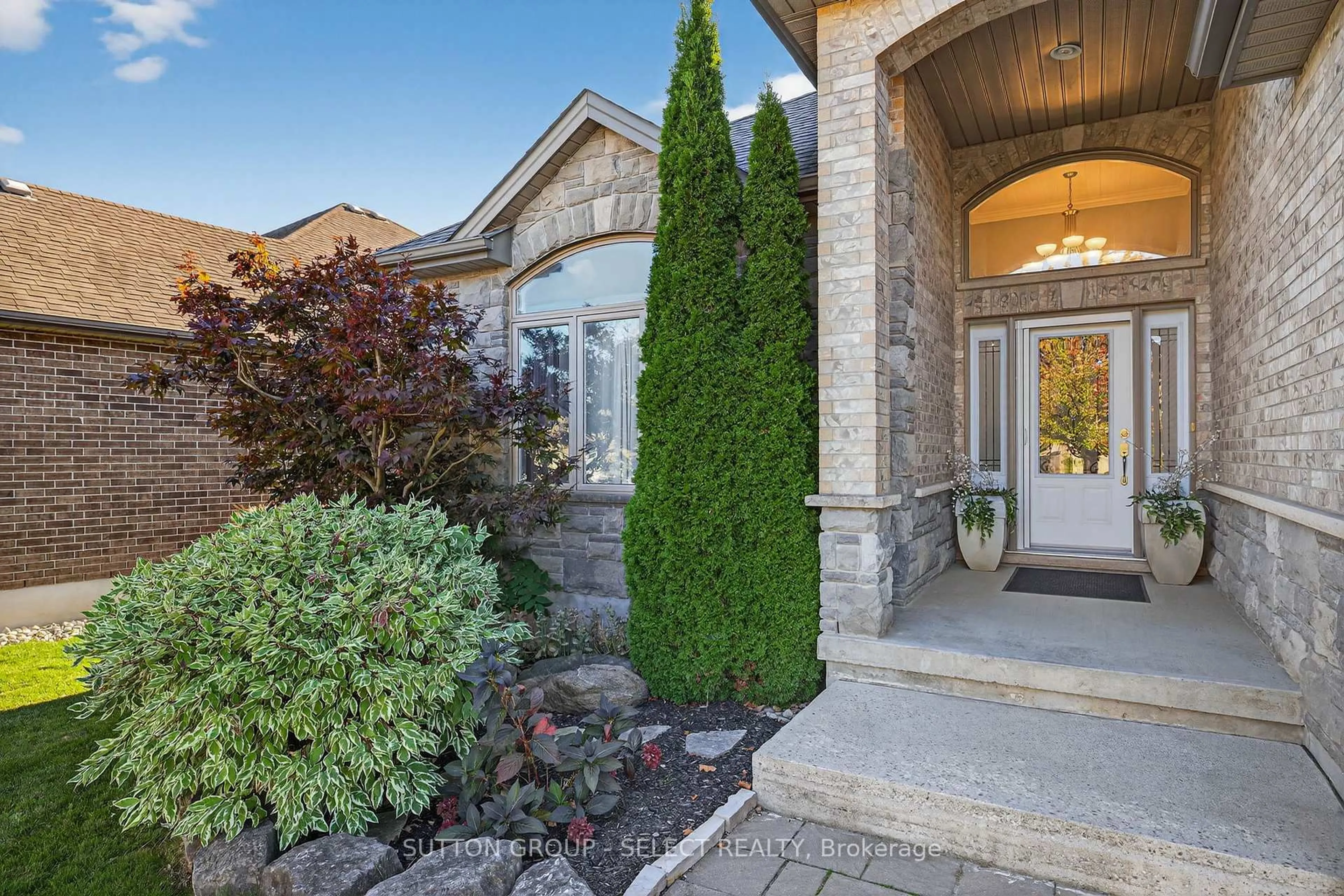 Indoor entryway for 3383 Pioneer Pkwy, London South Ontario N6P 0A8