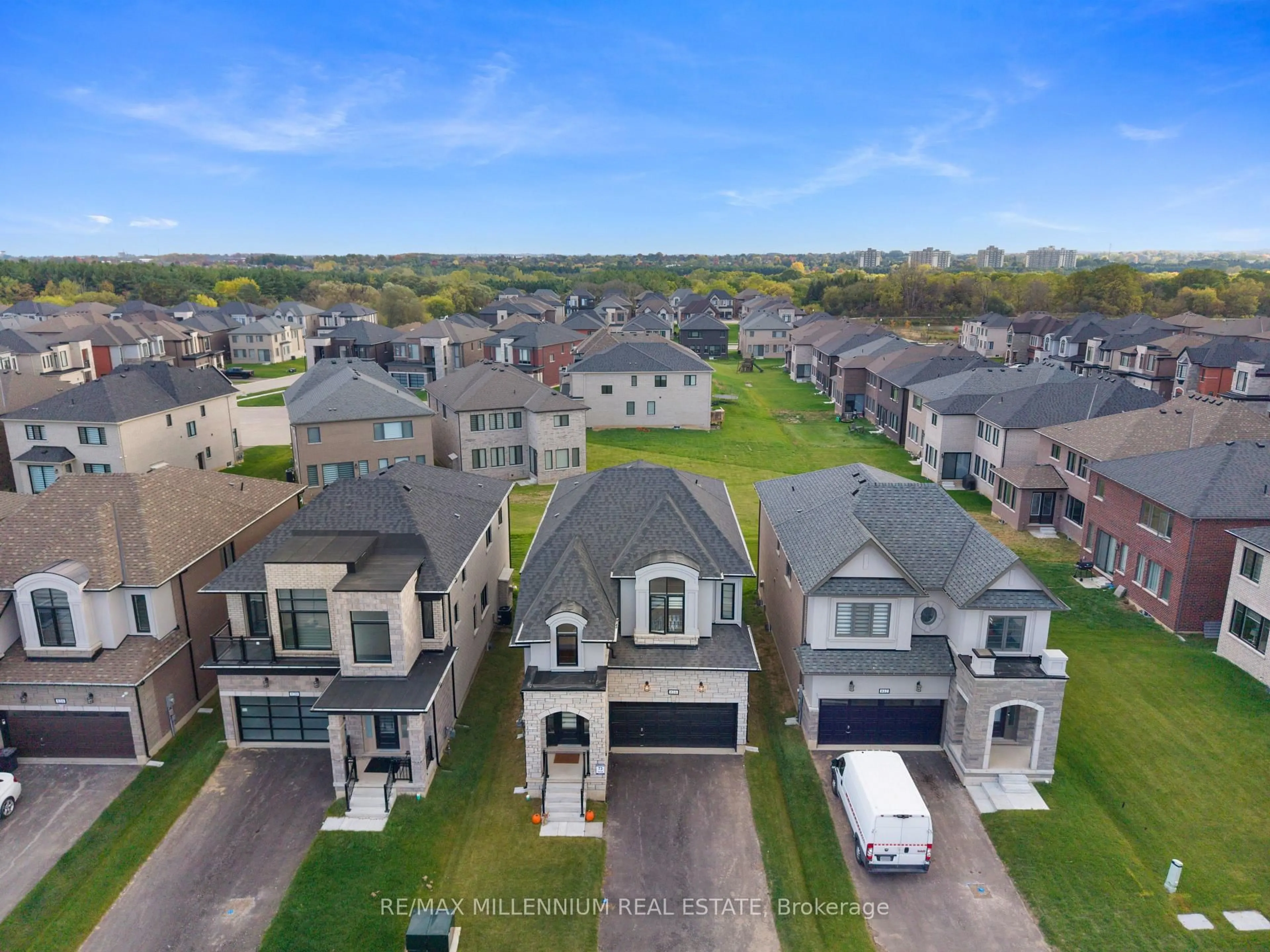 A pic from outside/outdoor area/front of a property/back of a property/a pic from drone, street for 816 Knights Lane, Woodstock Ontario N4T 0P3